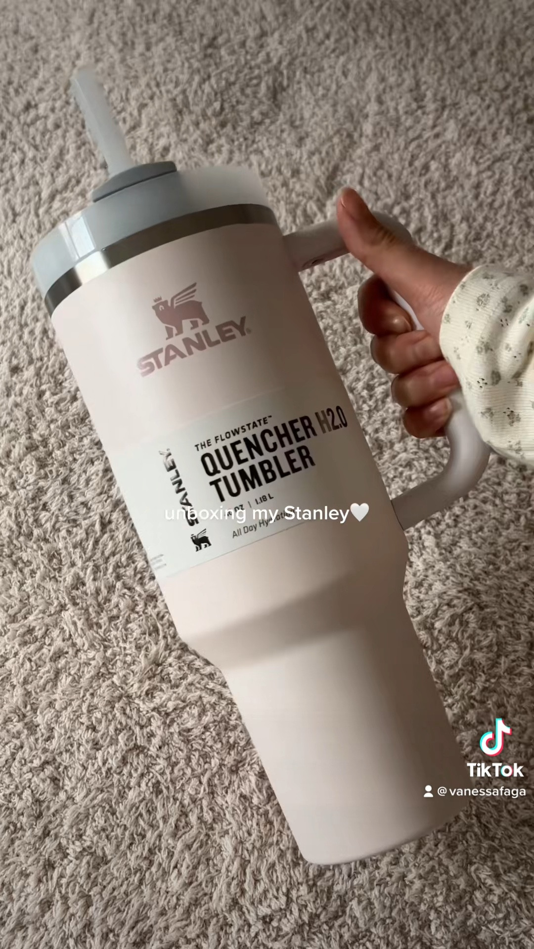 Stanley quencher in rose quartz💕

#LTKhome #LTKFind #LTKSeasonal