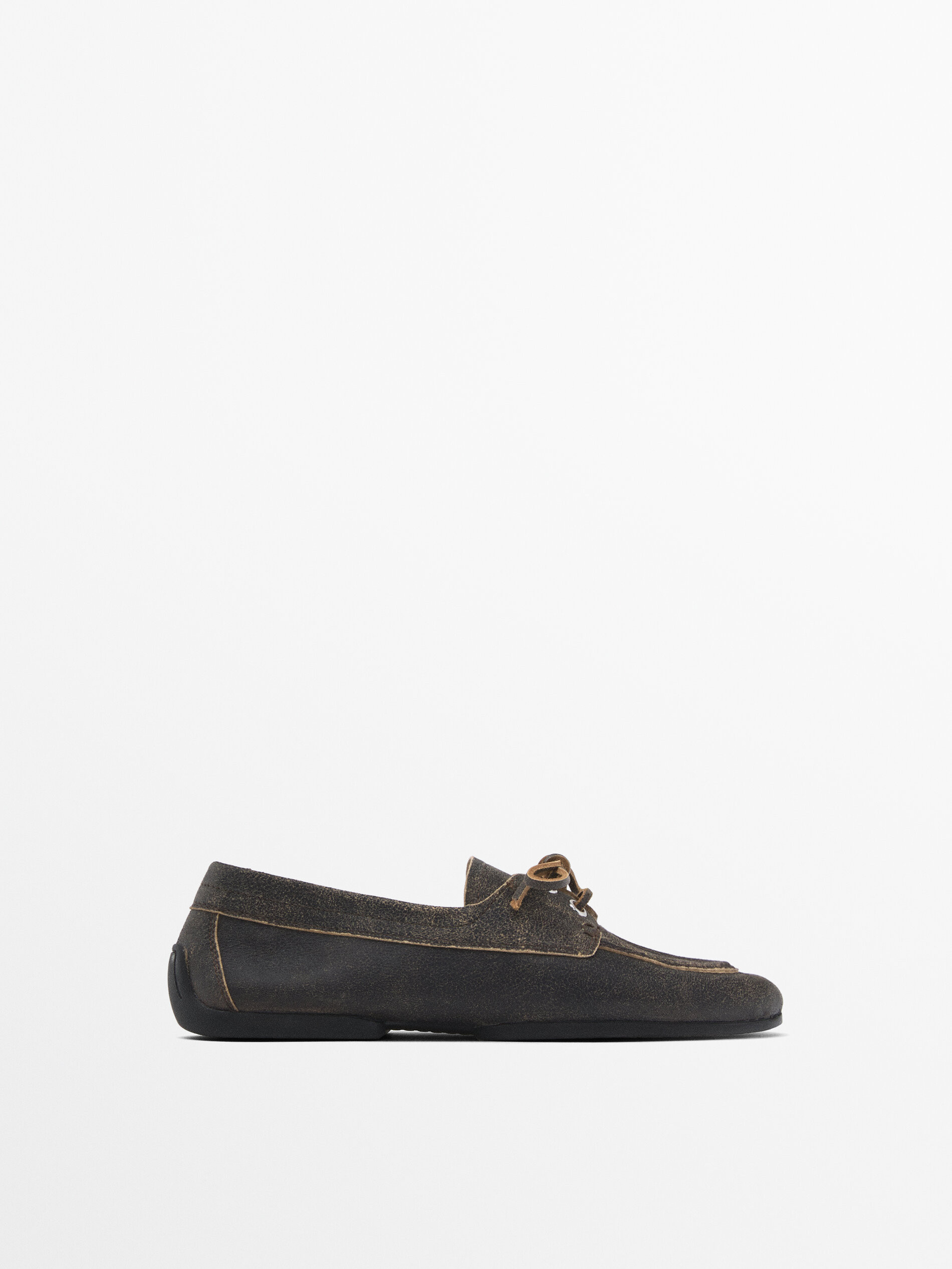 Crackled leather deck shoes | Massimo Dutti US