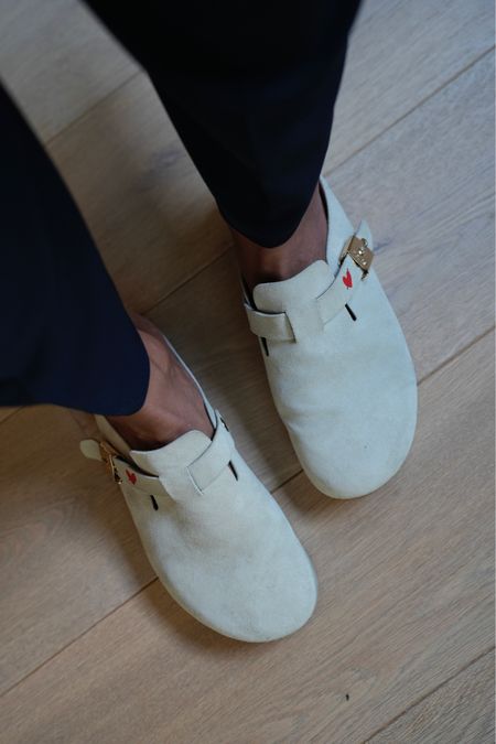 Mules in beige von Scholl x Anita Hass. Diese Schuhe sind trendy & komfortabel   Weiches Leder & ergonomische Sohle. Entspanntes Tragegefühl mit iconic Anita Hass Herz-Logo.

#LTKfindsunder100 #LTKshoecrush #LTKover40