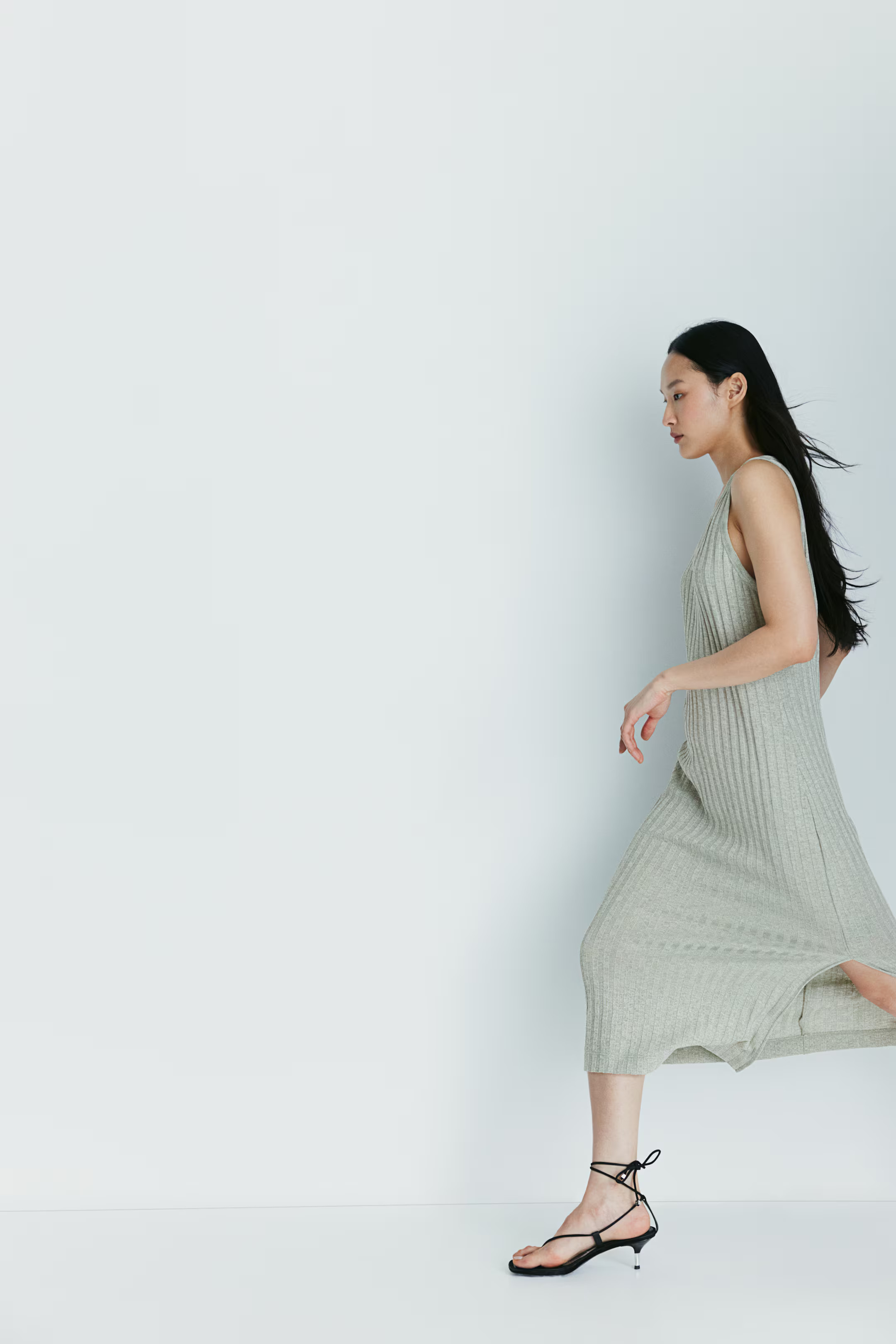 Vestido en punto de canalé - Escote pronunciado - Sin mangas - Verde pálido jaspeado - MUJER | ... | H&M (FR, IT, ES, PT, BE)