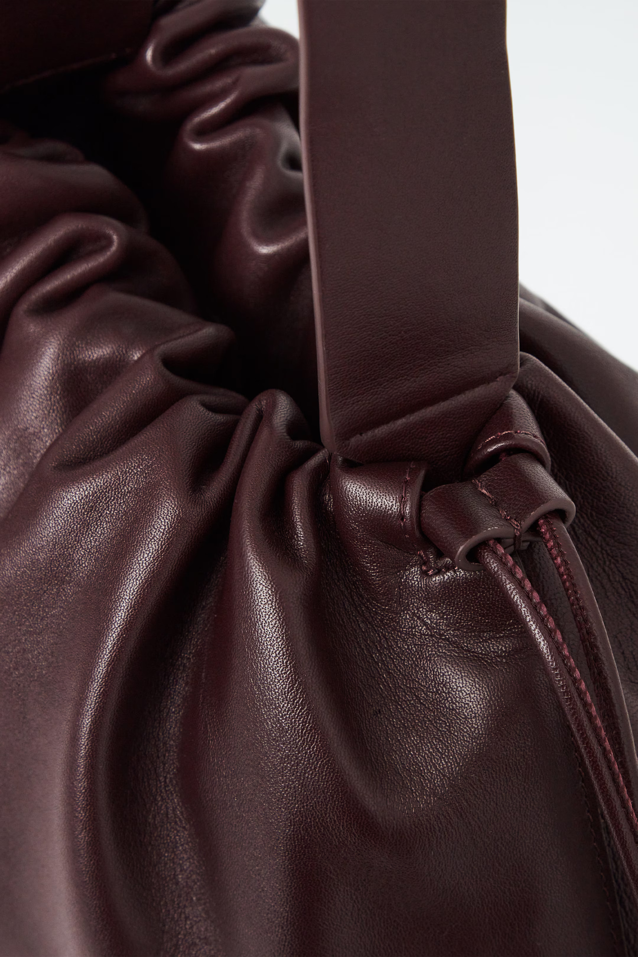 CAVATELLI CLUTCH BAG - LEATHER - BORDEAUX | COS GB | COS UK