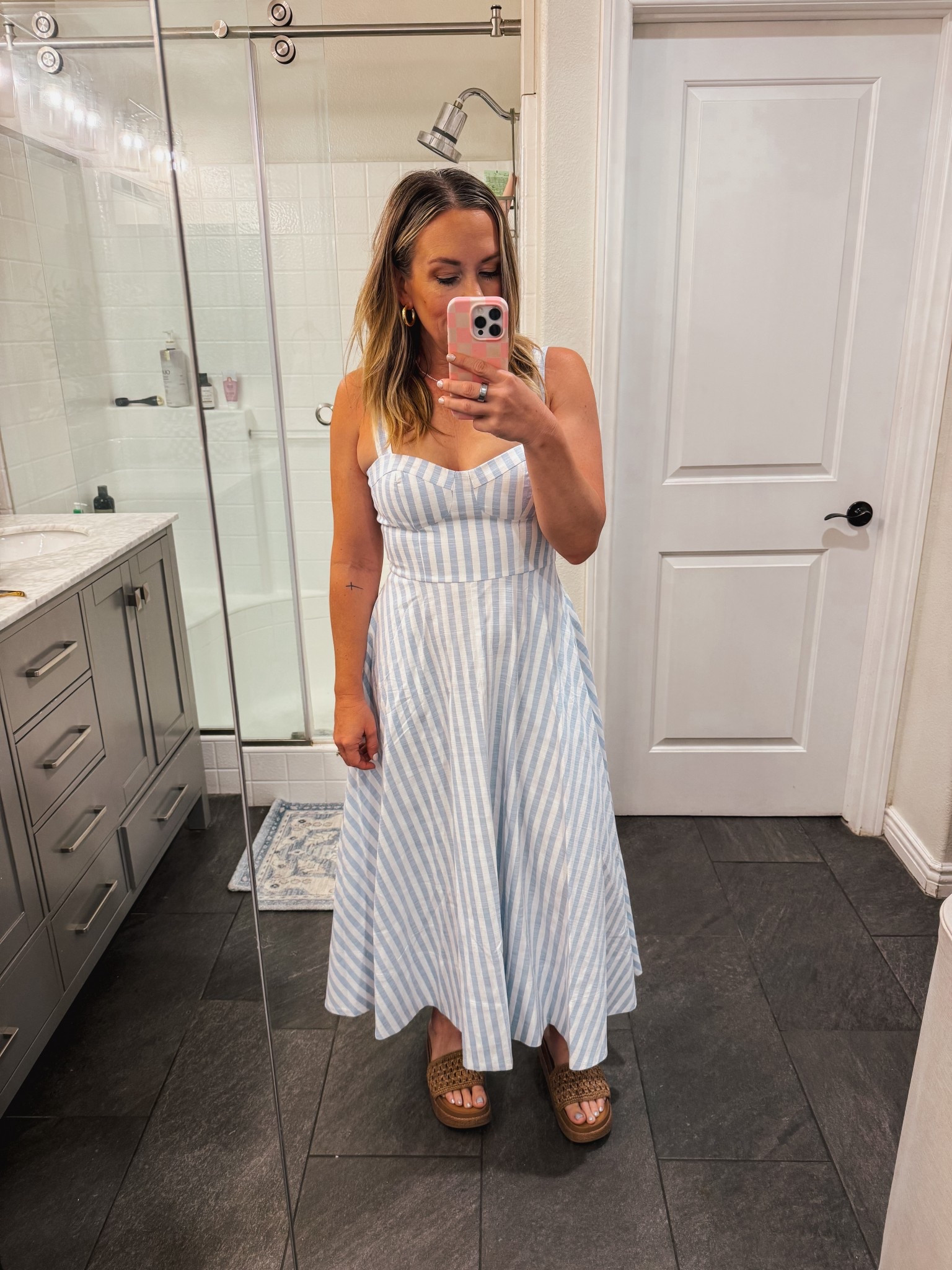 This dress is everything! Oh and did I mention it has pockets? Wearing size smalll