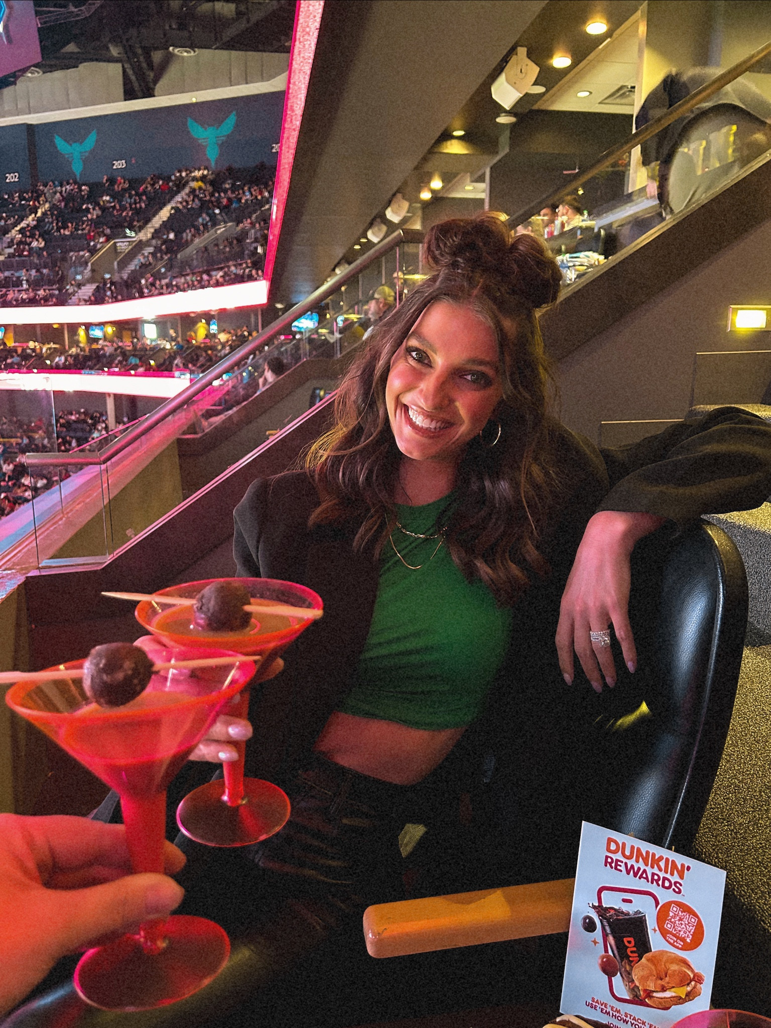 Friday night recap: GNO with Basketball and Donuts at the @dunkin X Hornets Suite Night 🏀🍩 Tried all the yummy things from Dunkin’s new spring menu! Personally still dreaming of the donut & munchkin bar, but I think Kristen’s going back for the mango pineapple refresher 🍍 #SlamDunkin #BuzzCity #sponsor 