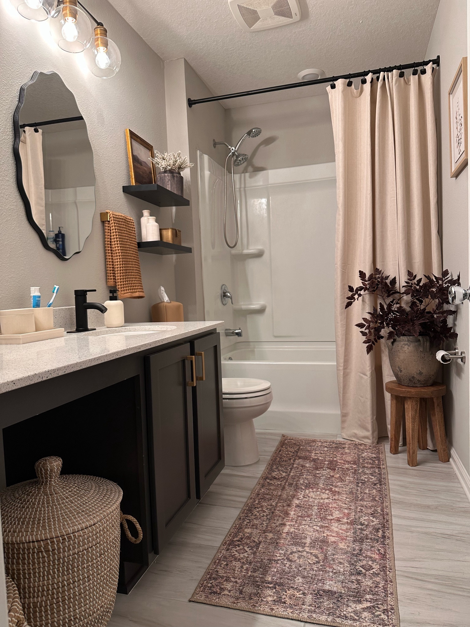Guest bedroom styling with some new Amazon goodies! My favorite hand towel & bathroom set is also still on sale! Stems are from afloral but sold out at this time. Bathroom, guest bathroom, master bathroom, bathroom decor 

#LTKhome