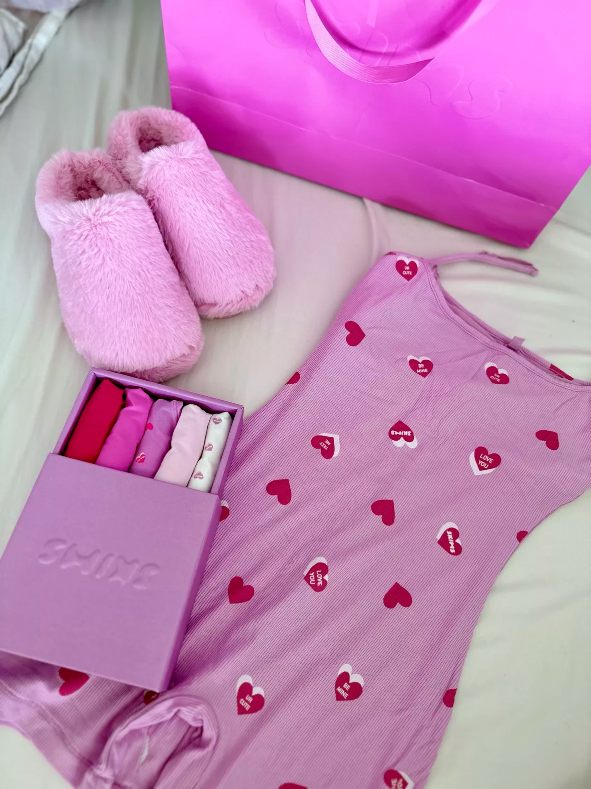 Skims Valentine's Logo Slipper in Pink