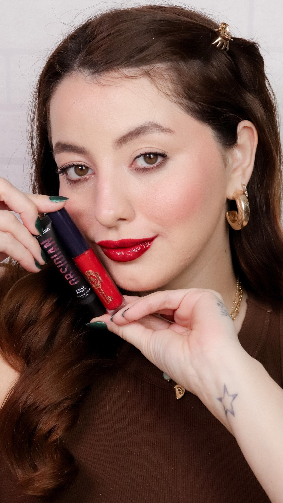 gloss preto com batom vermelho, usaria?! 🙂‍↔️

Confesso que eu AMEI! Fica um vinho meio trevoso, achei chic demais ❤️💅🏻

batom: Bruna @linhabrunatavares 
gloss: jelly balm ônix @rubyrosebrasil 

#glosspreto #rubyrose #obsidian