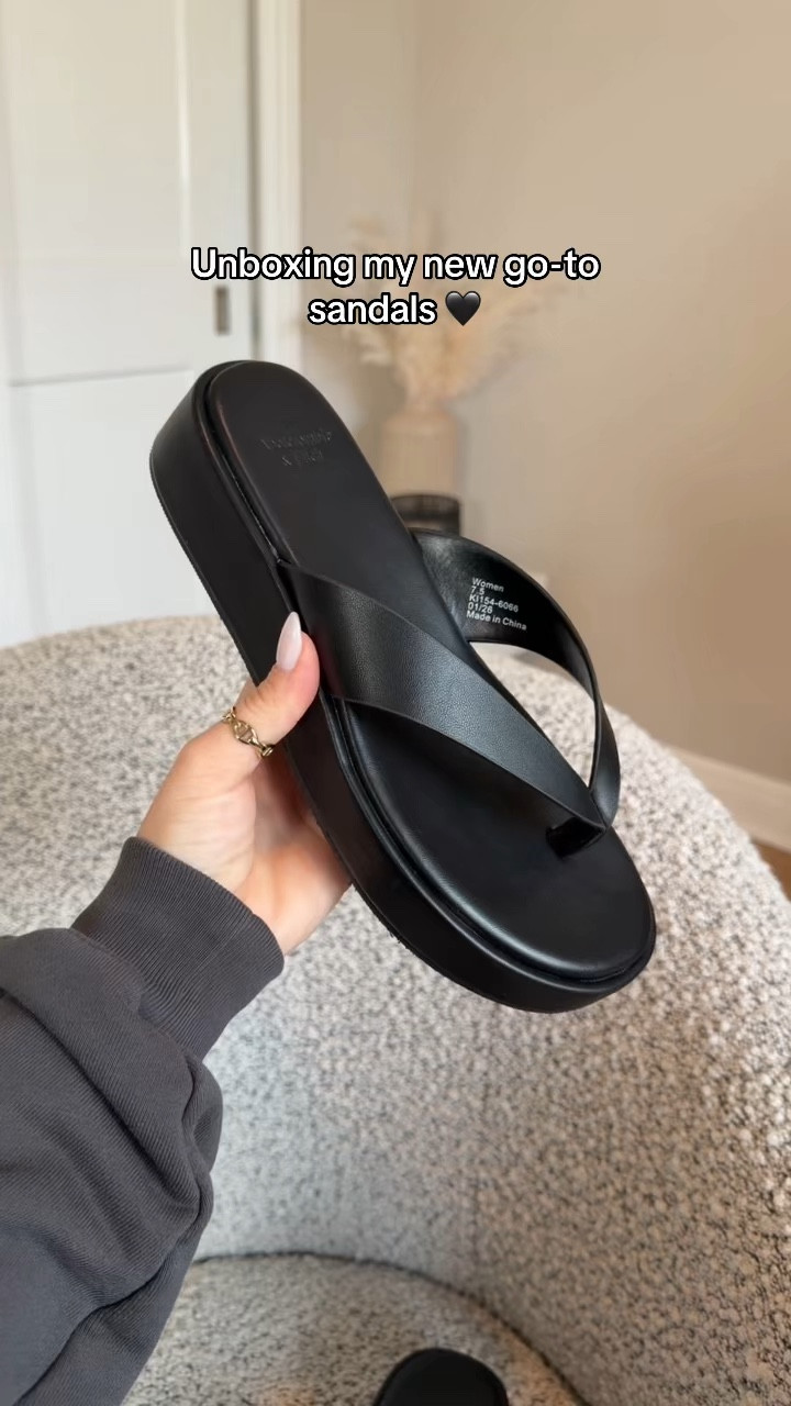 A little unboxing moment ✨ 
These platform sandals from @abercrombie are exactly what my spring wardrobe needed.

Simple, effortless, and so easy to style.
Sharing all the details on my LTK 🫶🏻




#LTKU #LTKootd #LTKSaleAlert