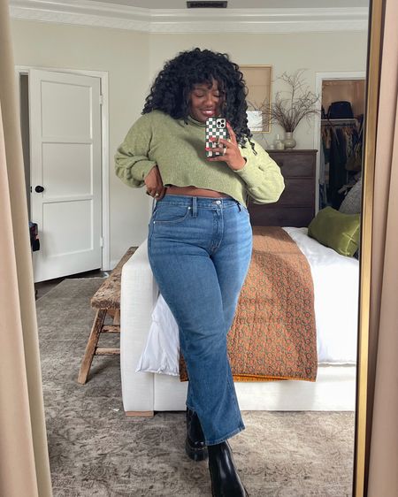 These jeans are on the tighter side in the waist, but stretch out after a few wears. If you like a looser fit, size up one ☺️. I’m wearing a 33 petite in the regular fit. 