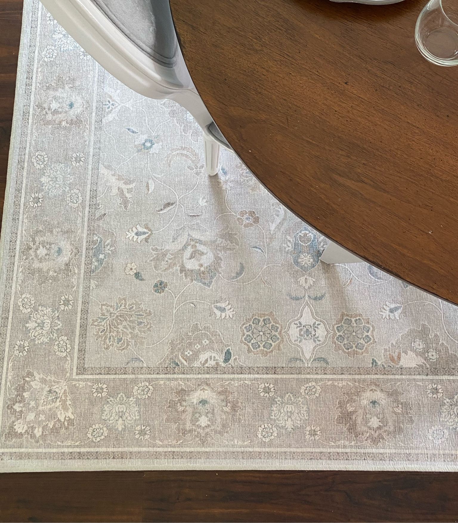 This ruggable dining rug has been a game changer for cleaning up with little kids! 