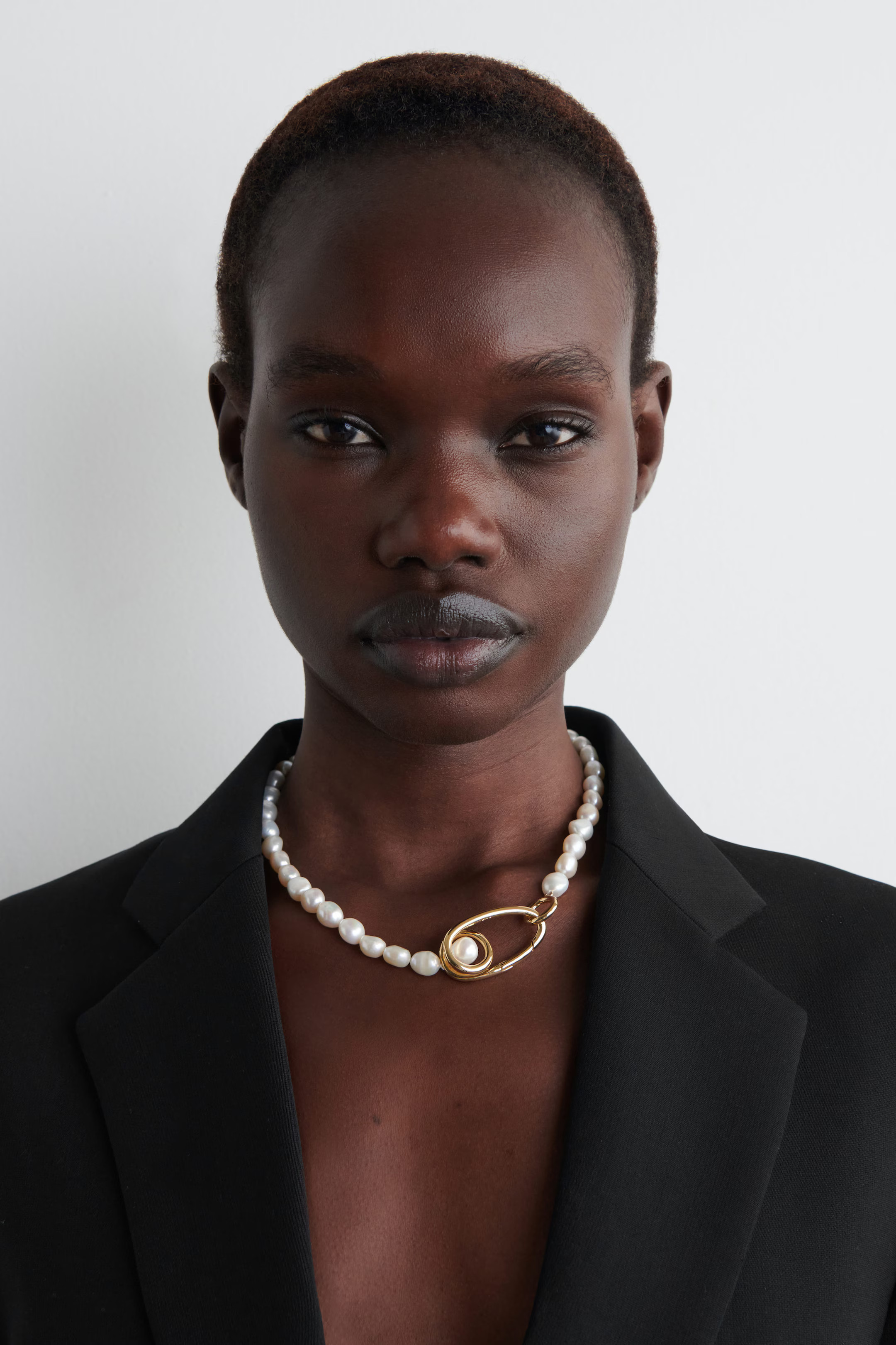 COILED FRESHWATER PEARL NECKLACE - ZŁOCISTY/ PERŁA | COS | COS (EU)