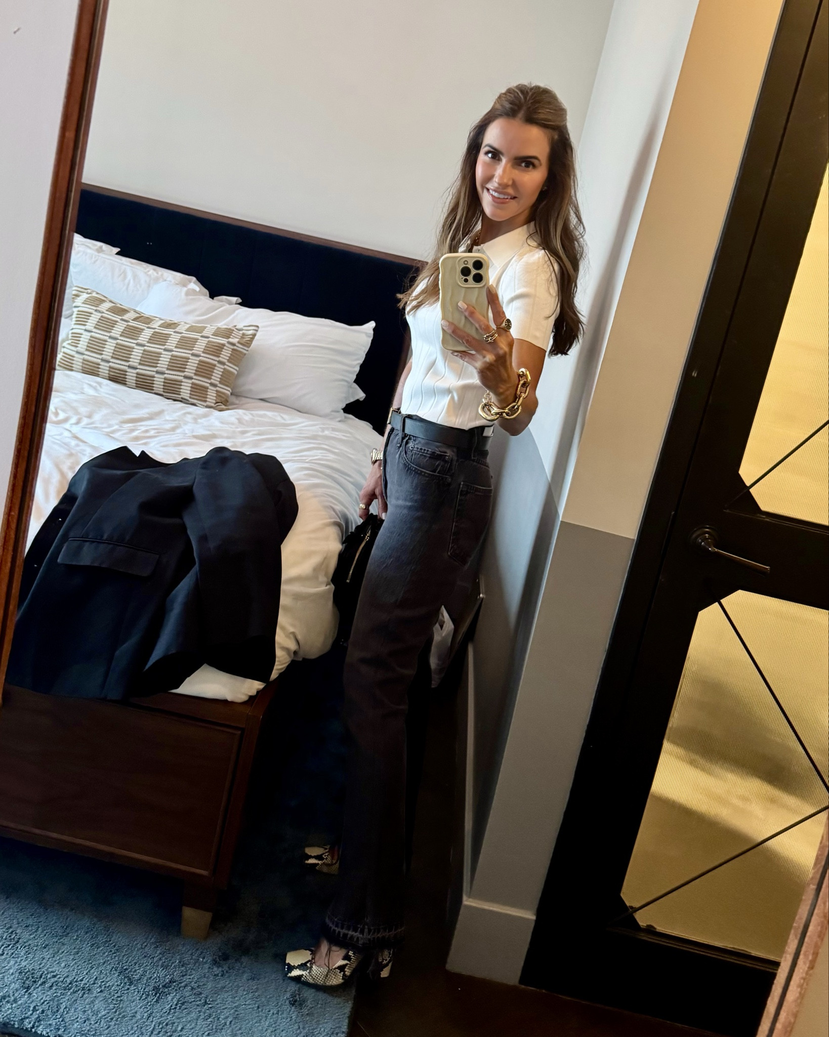 night 3 heading to the upper west side for cas dinner w friends🖤 

ever feel like you have nothing to wear? then i have the perfect solution for you…

just grab a pair of your fav denim throw on a sweater, tank or tee with an oversized boyfriend blazer & heels🤍 you simply can’t go wrong...it works every time! 


#LTKStyleTip #LTKWorkwear #LTKTravel