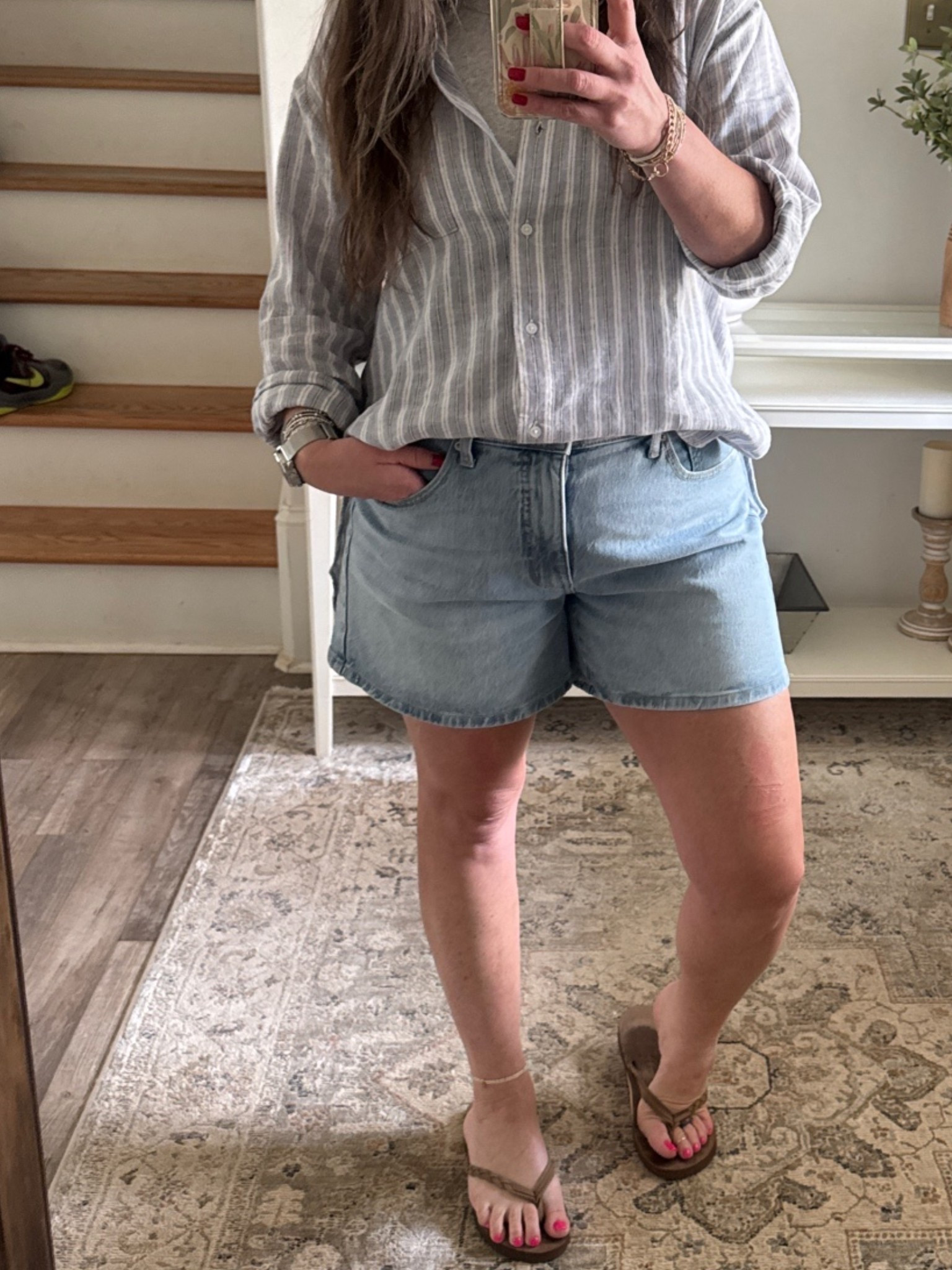 ~Tuesday work fit~
~Walmart dad shorts are on repeat…I sized up to size 12 
~Old navy linen blouse size medium