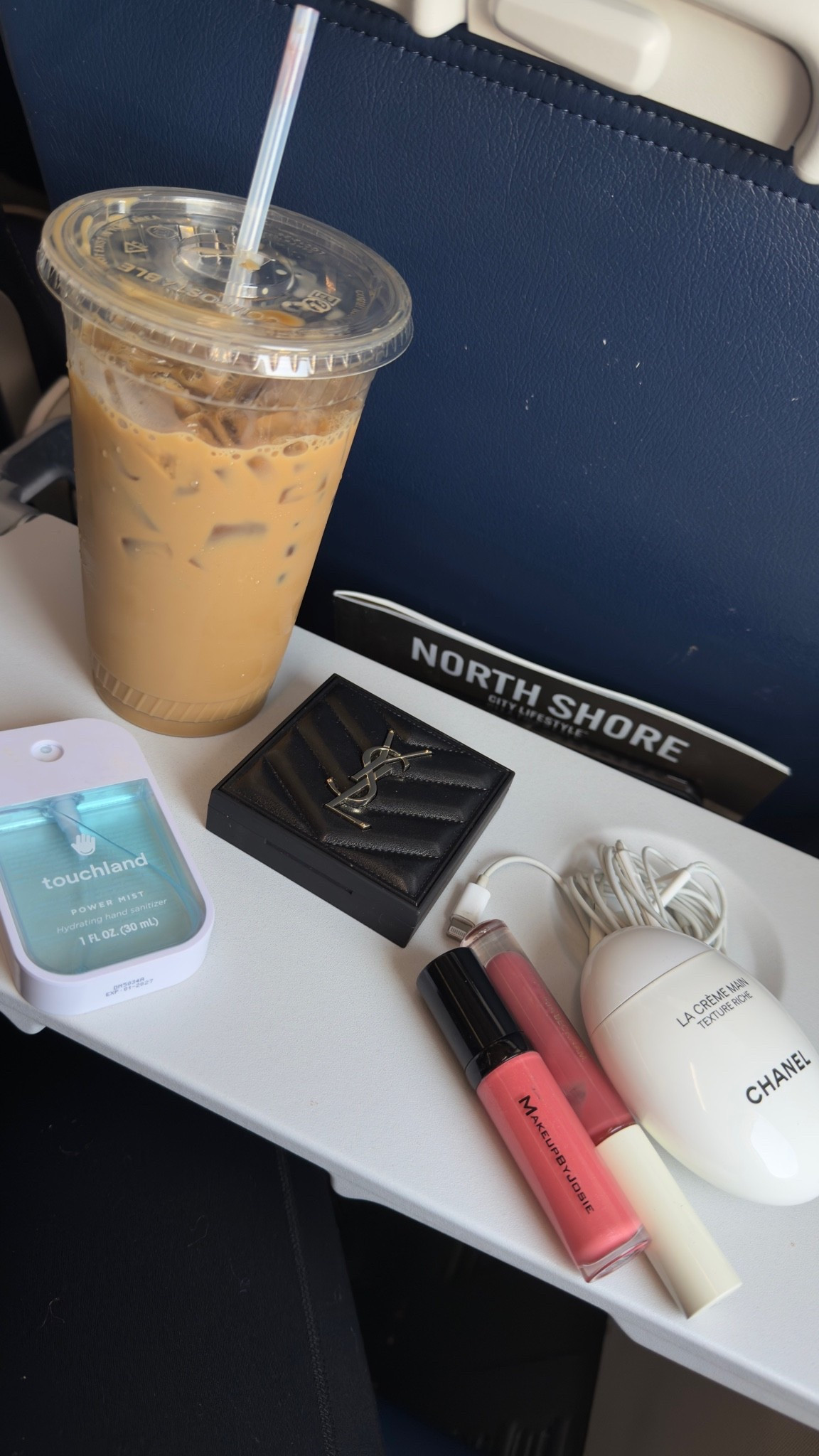 Boston bound ✈️ Iced coffee, lip options, hand sanitizer, headphones—and a little YSL touch-up for good measure. Everything I need within reach before landing and heading straight into the city.

#BostonBound #TravelEssentials #AirportStyle #InFlightBeauty #LuxuryTravel