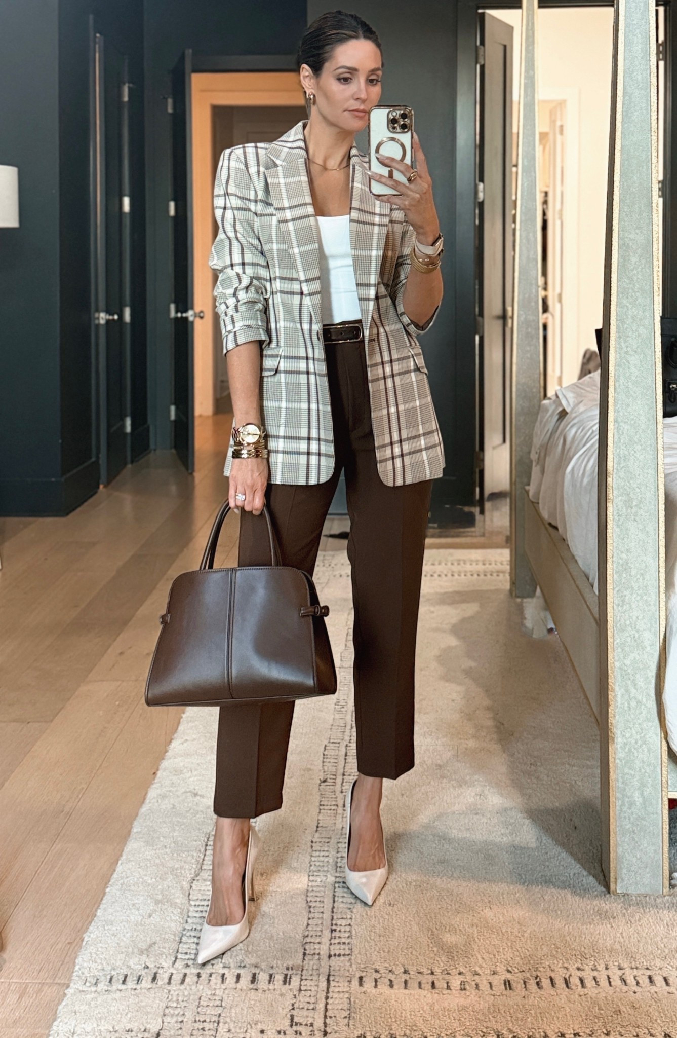 Feeling that first hint of fall in the air 🍂🤎 Loving the mix of rich browns and classic plaid — timeless and polished for the new season