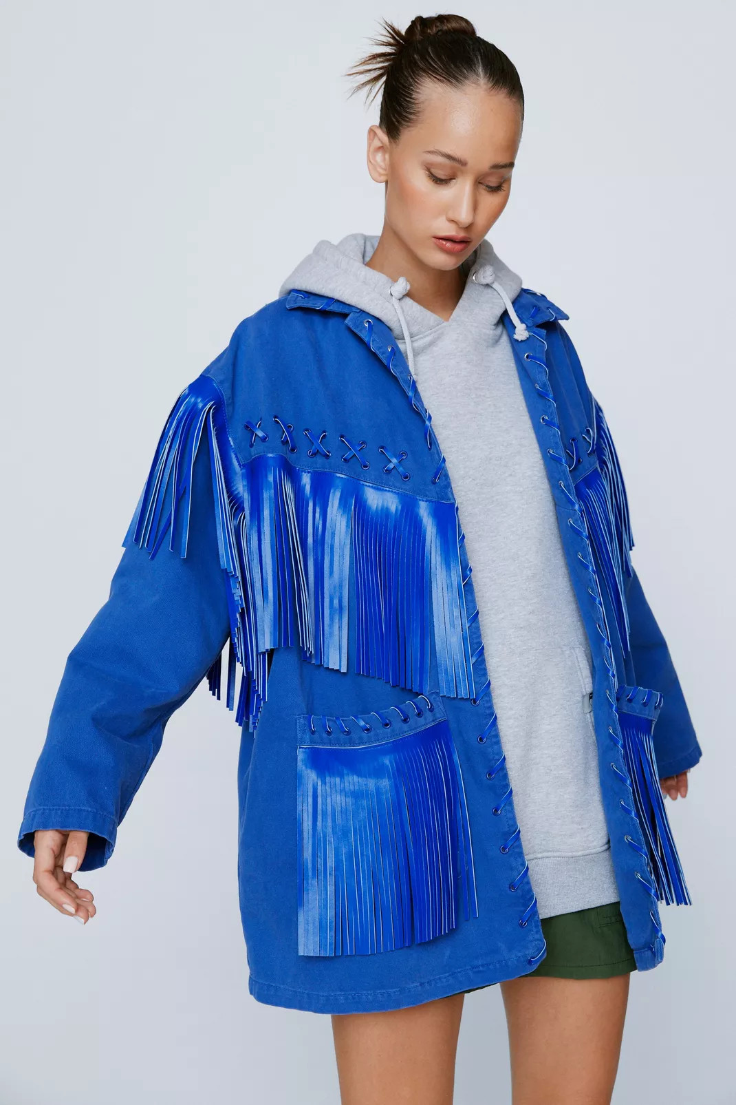 Petite - Veste oversize en jean à laçages et franges | Nasty Gal FR