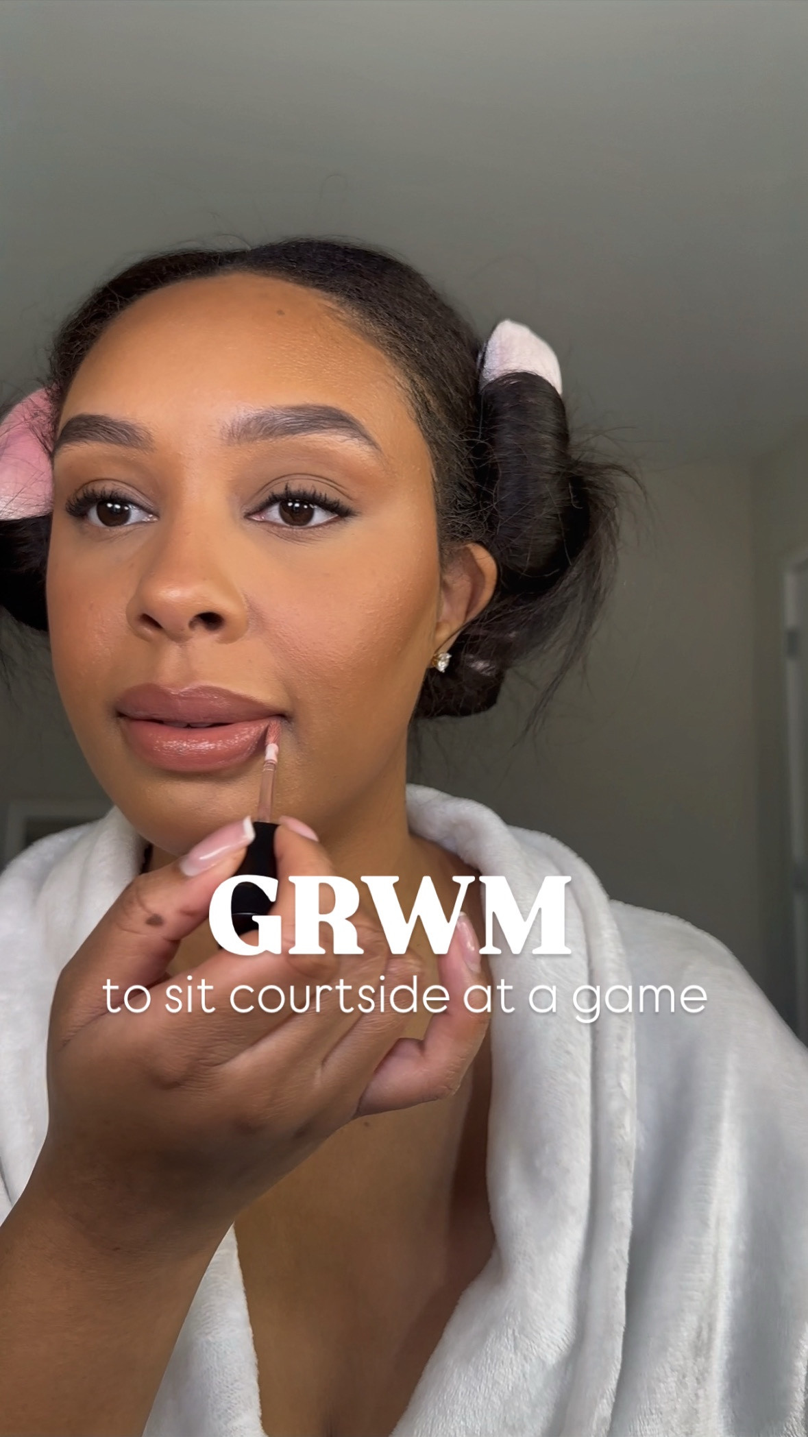 GRWM to sit court side ✨
All products linked in my bio on LTK ❤️
I think the eye patch samples I got from @beautybio were dried out or something : (
Primer: @bobbibrown
Foundation: @narsissist
Concealer: @narsissist
Contour: @makeupbymario
Cream Blush: @bobbibrown
Powder: @huda @hudabeauty
Bronzer & Eyes: @hourglasscosmetics
Powder Blush: @chanel.beauty
Mascara: @lancomeofficial
Eye base: @maccosmeticsusa
Setting Spray: @charlottetilbury
Setting Spray: @milkmakeup
Lip combo in my last video
#grwmroutine #grwmmakeup #makeuptutorial 
#makeupreels #beautyinfluencer

#LTKBeauty #LTKSummerEdit #LTKGiftGuide