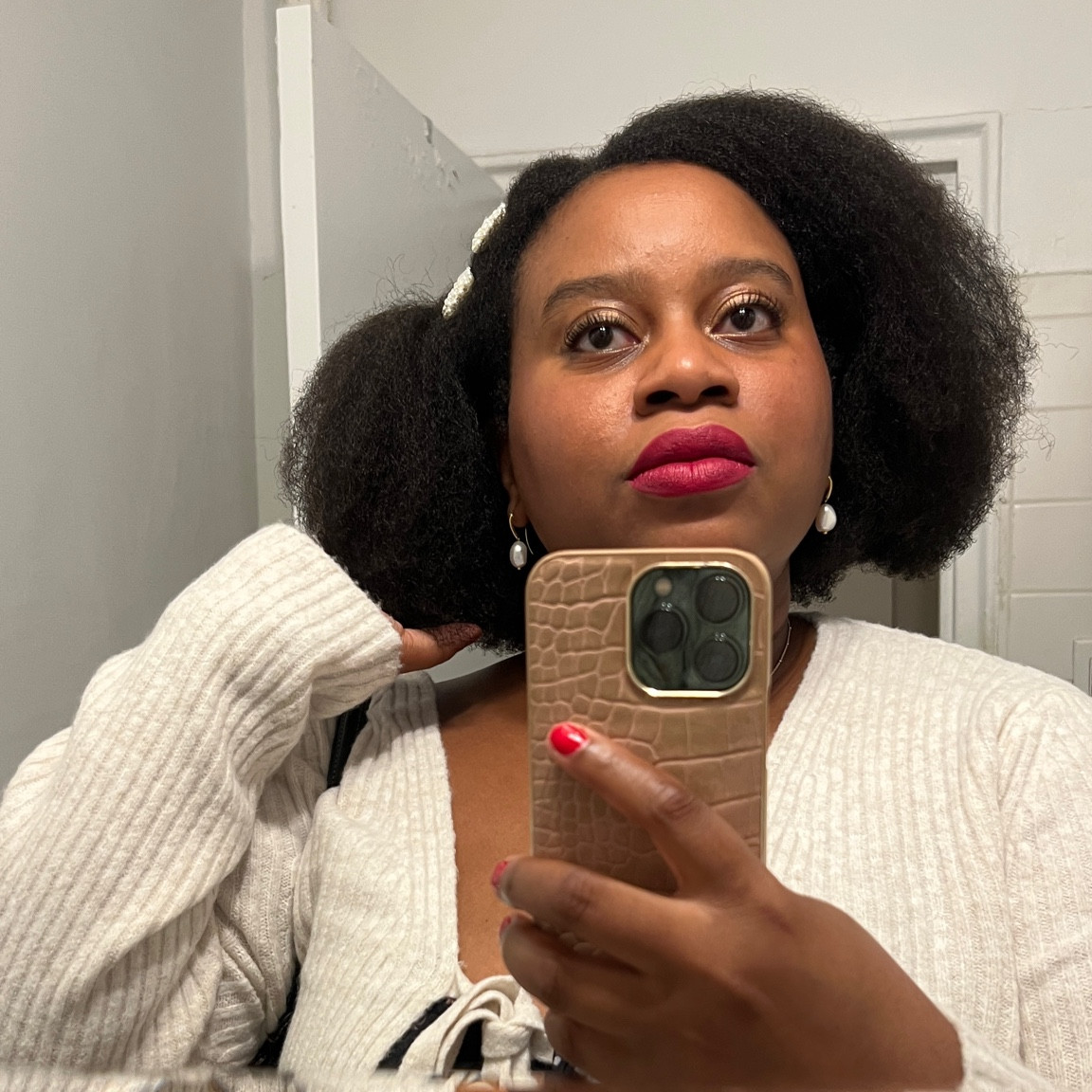 I was on my way to my  friend’s wedding in Brooklyn and absolutely had to wear my favorite matte lipstick from Violette_FR (this shade is cœur infidèle) and the cutest drop pearl earrings from Monica Vinader. Even though I kept my makeup really simple, my lipstick came through! 🥰



#LTKbeauty