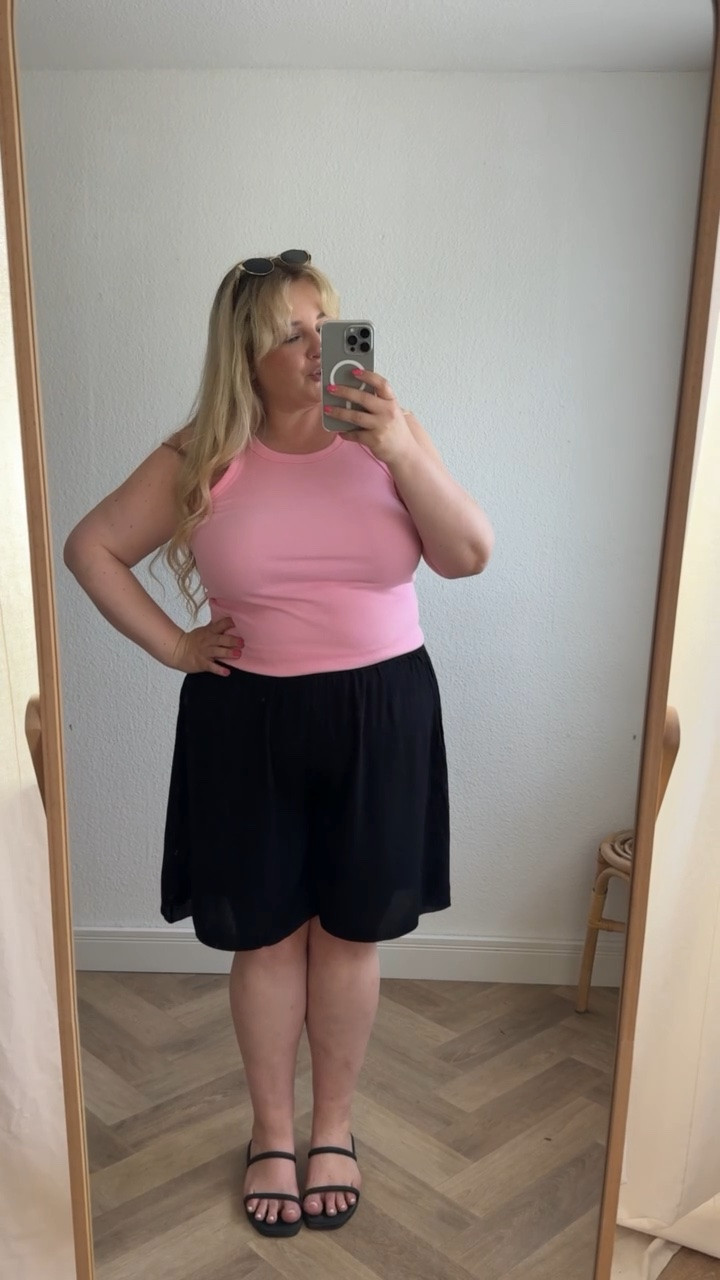 Lockere Shorts 🖤

#plussizefashion #black #shorts #curvy #summeroutfit

#LTKdeutschland #LTKplussize #LTKsummer