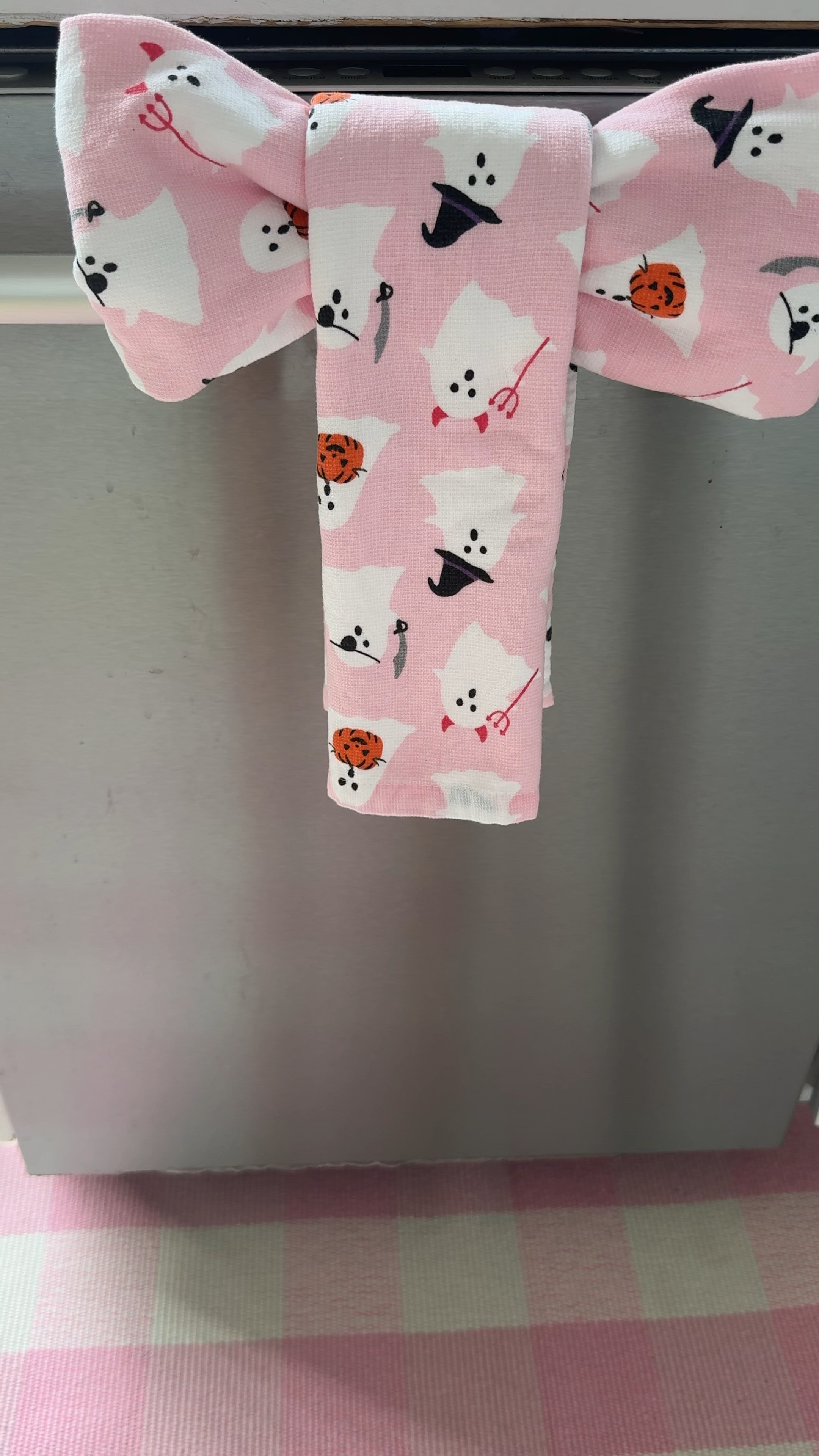 Made a cute bow with two Halloween kitchen towels 
Linking some cute Halloween kitchen towels 


#LTKSeasonal #LTKHome #LTKFindsUnder50