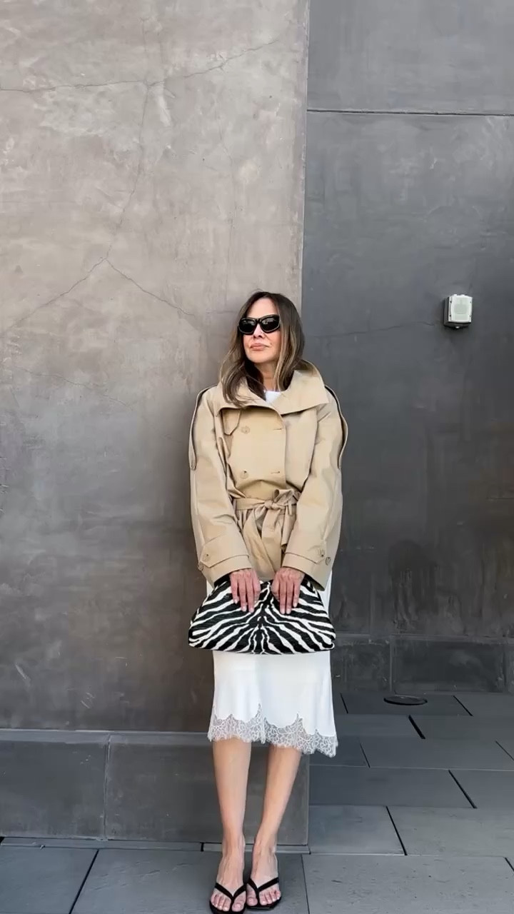 HOW TO WEAR A SHORT TRENCH 
Zara trench coat wearing a size medium 
Fits oversized 

#LTKootd #LTKTravel #LTKgrwm