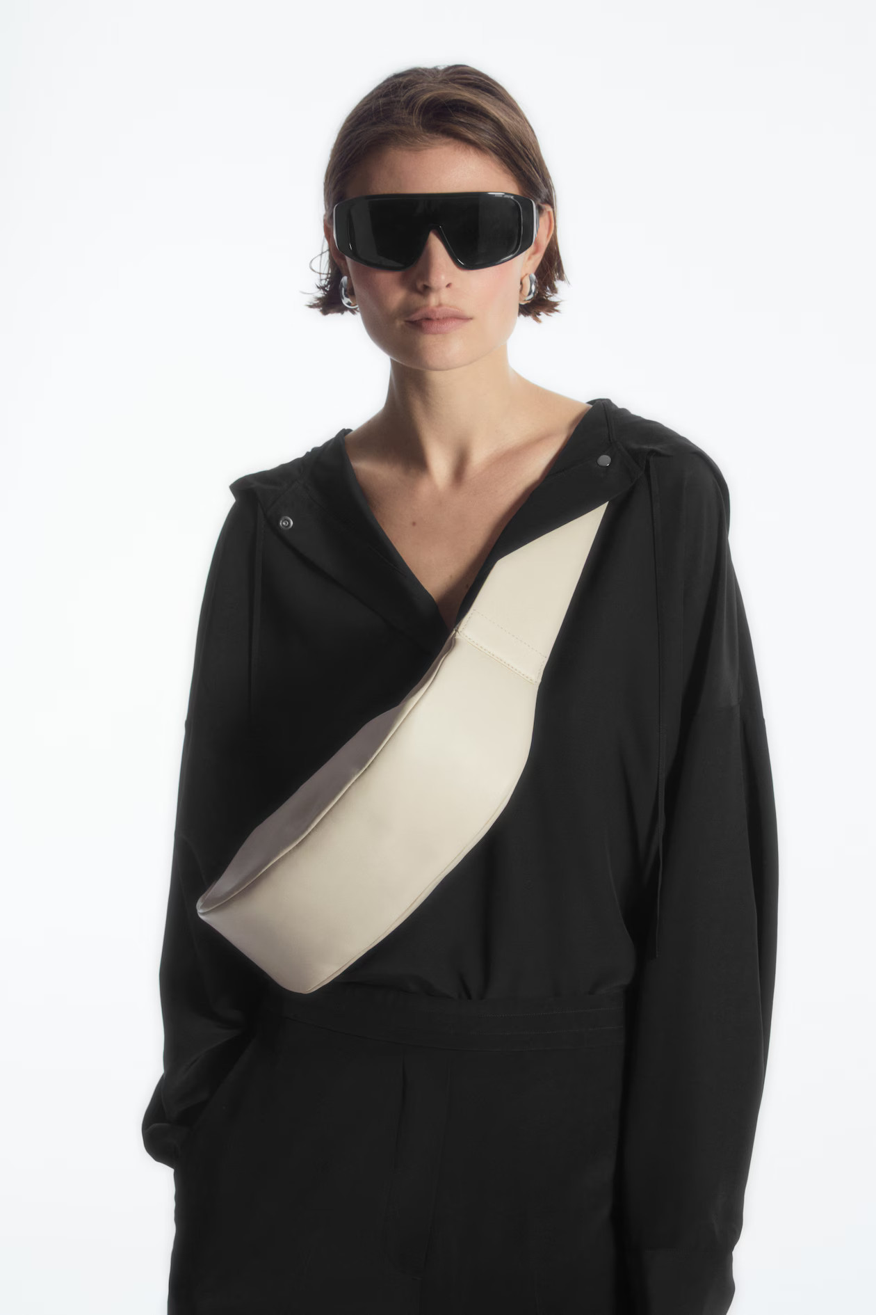 BANDOLERA SWING DE PIEL - CREMA | COS (EU)