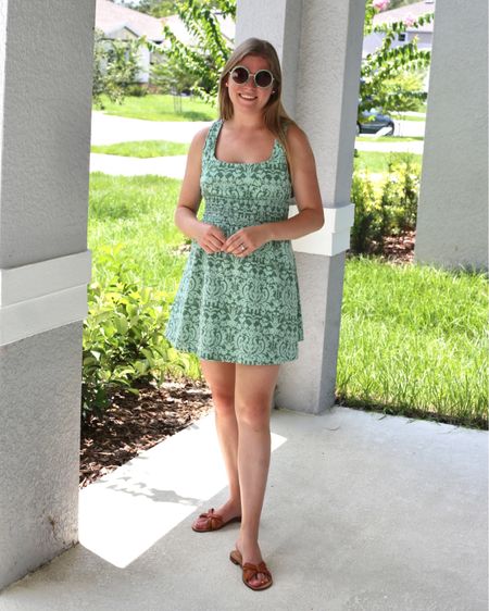 🤫 Wanna know a secret? Hill House dresses, aren’t just for napping 😉 Wearing the Cher dress to clean and organize the house in preparation for our house warming next weekend!
Dress is currently available in limited sizes in a light jacquard blue that is just gorgeous. ✨


#hillhouse #sarahflint #preppyblogger #orlandofashionblogger