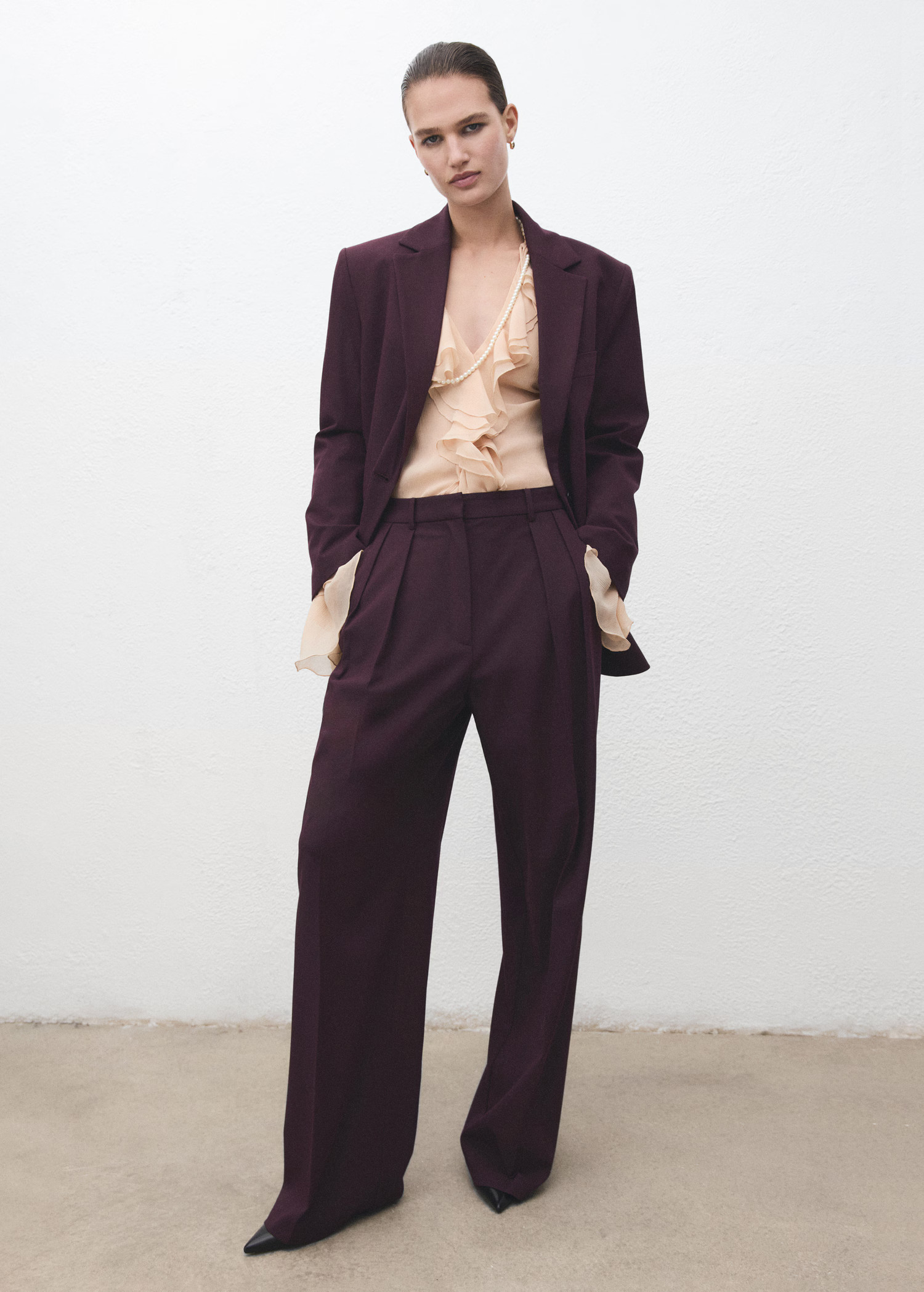 Wide-Leg-Hose mit mittlerer Bundhöhe und Bundfalten | Mango EU