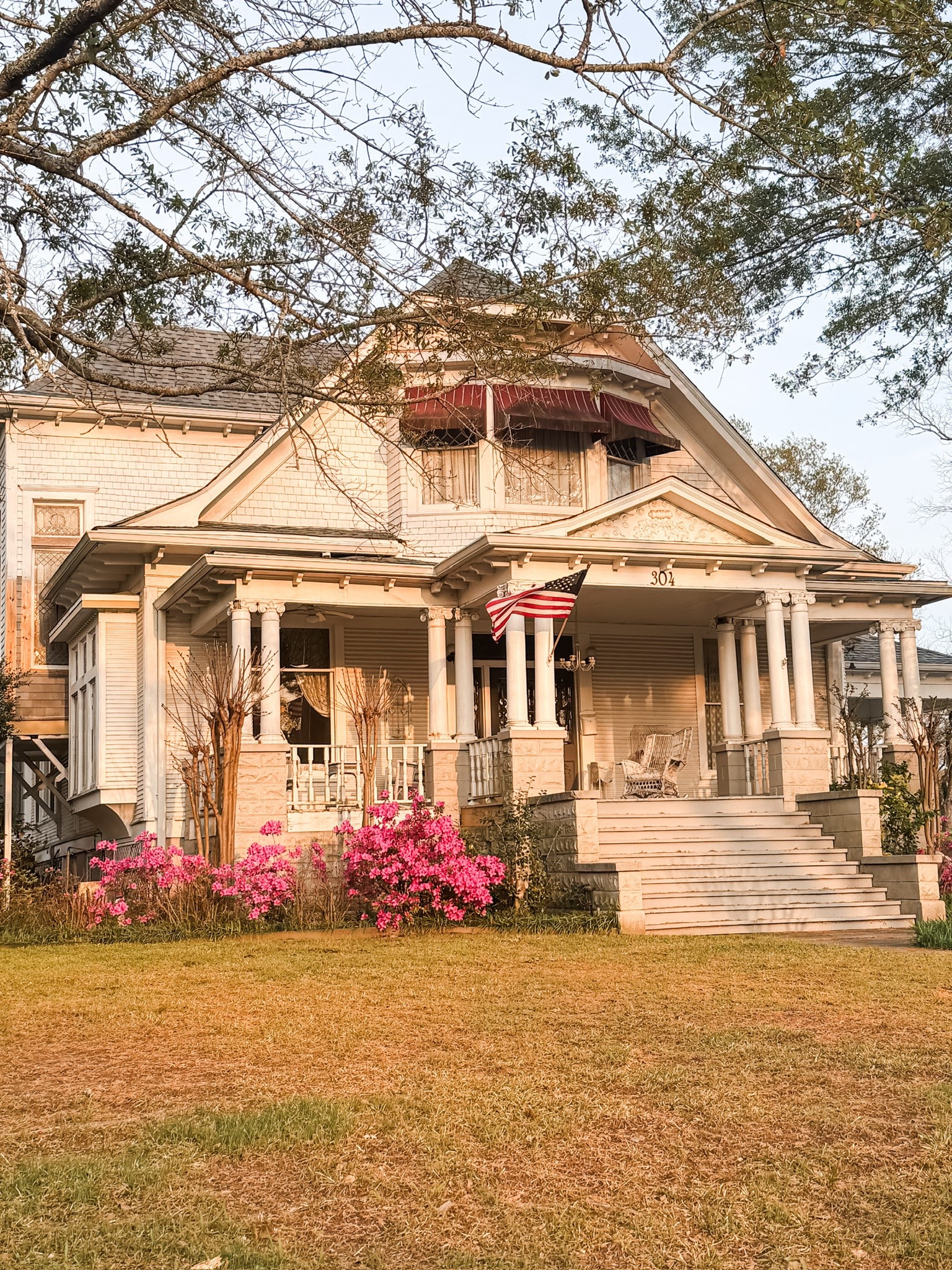 Azaleas planted in front of this beautiful home.

Garden, flowers, plants, gardening, planting, spring, spring flowers, home, outdoors 



#LTKHome #LTKSeasonal