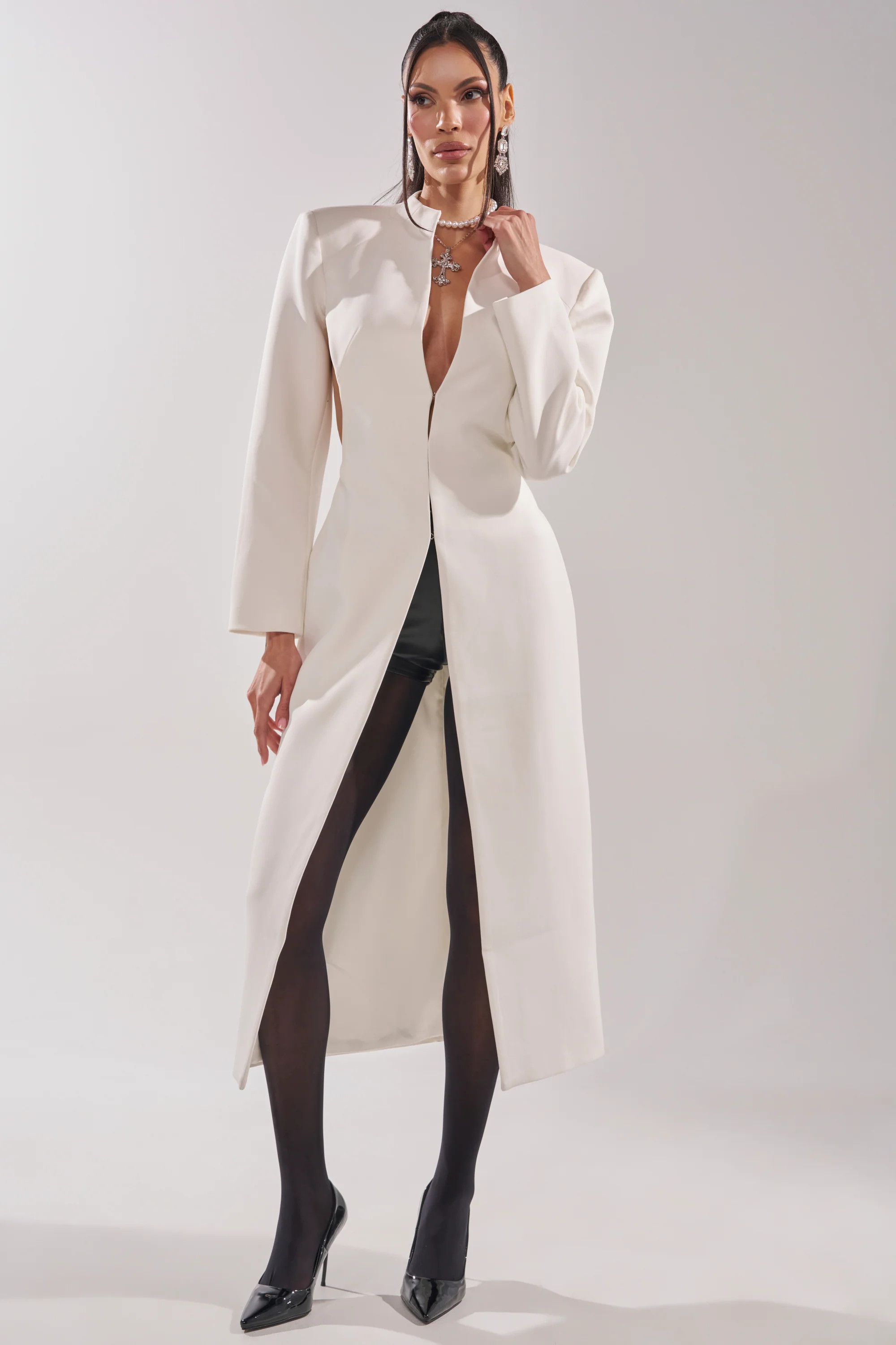 WHEREVER YOU ARE CUTOUT TRENCH IN WHITE | AKIRA