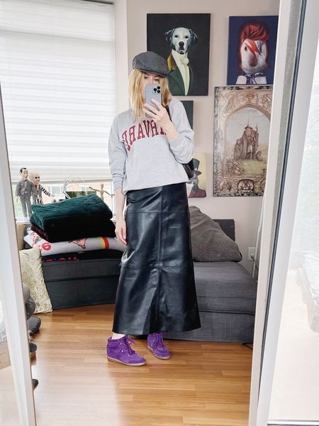 Anyone up fur the Pretty Athletic trend? This is one of my takes on it. Also, I wanted to share this skirt that I am thrilled with. It's a substantial faux leather and is one if those jewels that you can sometimes find in H&M.
Sweatshirt and handbag are vintage, sneakers secondhand.
•
.  #summerlook  #torontostylist #StyleOver40  #secondhandFind #fashionstylist #FashionOver40  #vintagegucci  #MumStyle #genX #genXStyle #shopSecondhand #genXInfluencer #WhoWhatWearing #genXblogger #secondhandDesigner #Over40Style #40PlusStyle #Stylish40s #styleTip  #secondhandstyle 




#LTKitbag #LTKover40 #LTKstyletip