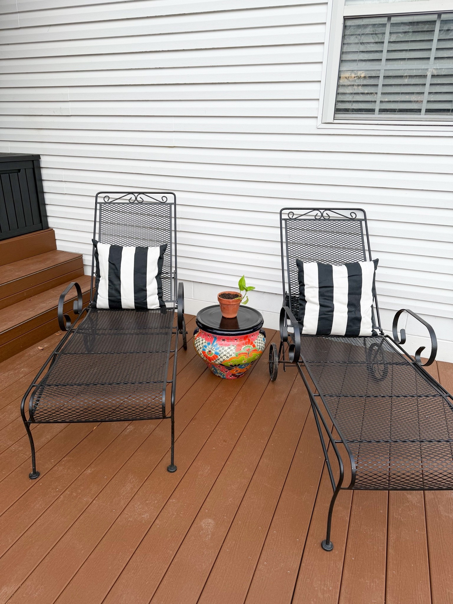 DIY outdoor table, large planter pot and a thrifted microwave plate 👏