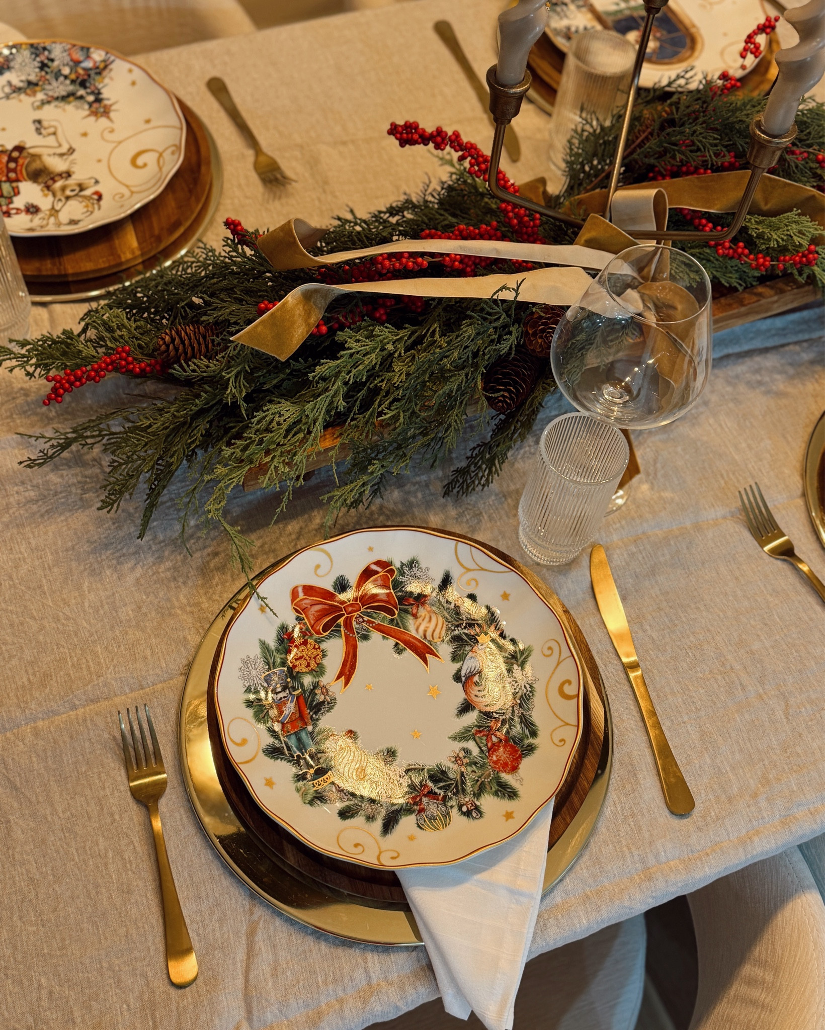 Holiday Tableware
Holiday dinnerware
Christmas table decor 


#LTKSeasonal #LTKHome