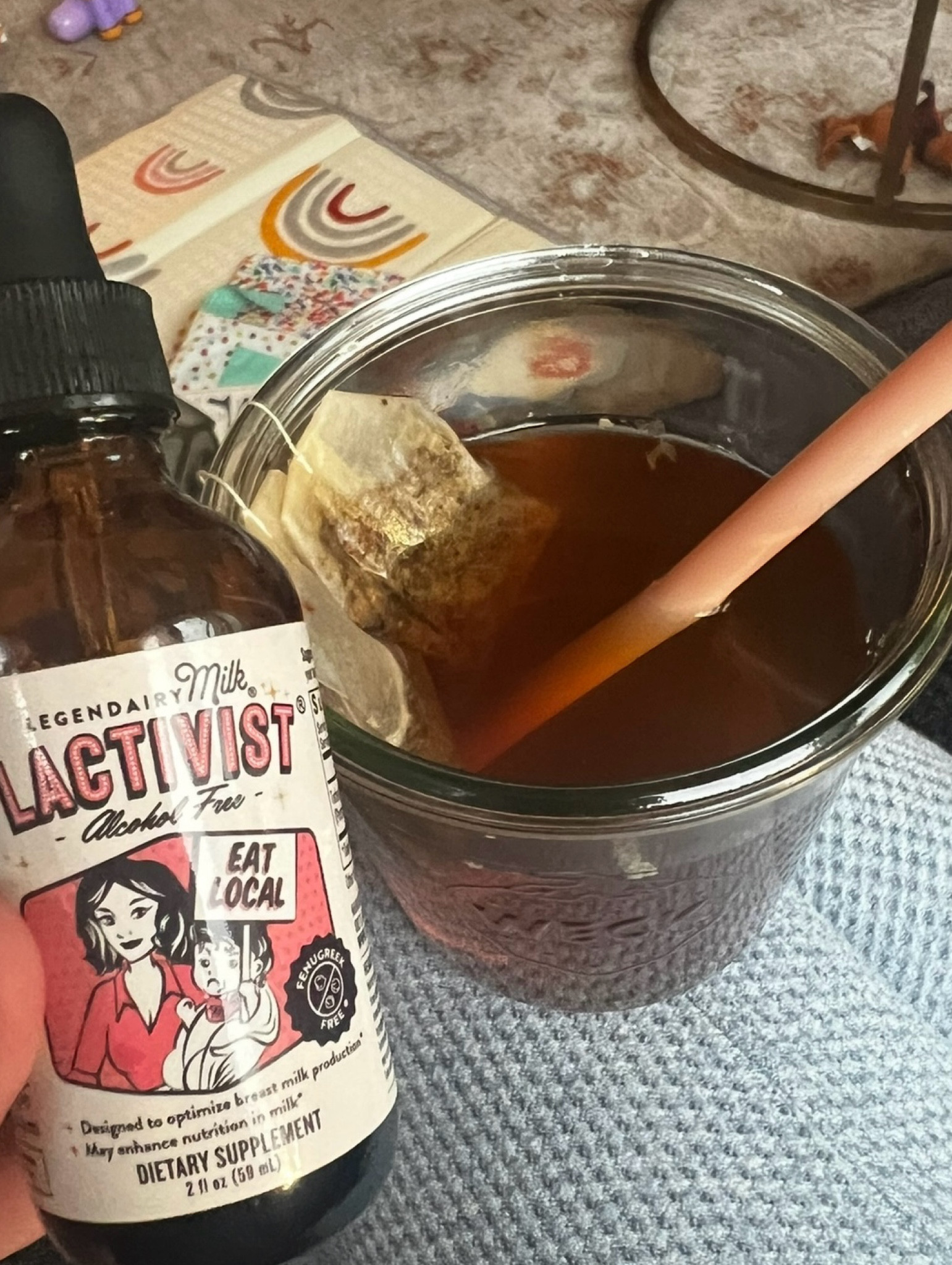 Have you tried drinking chamomile tea before bed to increase milk supply? If you haven’t tried this yet you need to! This was going viral in a breastfeeding group last year at the start of my breastfeeding journey, so of course I had to try it and it worked so well! It’s a highly effective (and inexpensive) way to increase supply while also staying hydrated! On those days I needed an extra boost I would add in this tincture but the tea also works great on its own! #boostmilksupply 