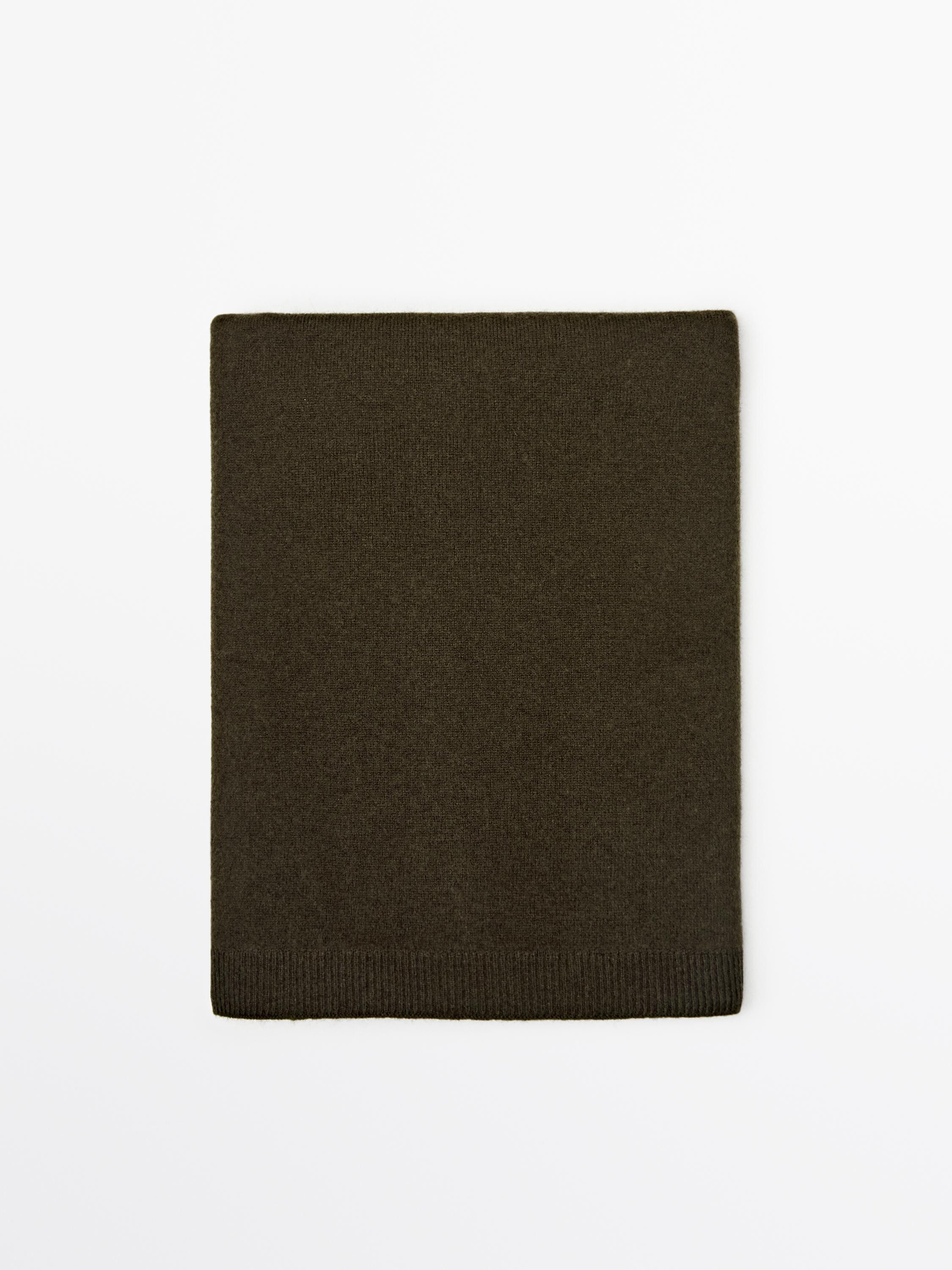 Écharpe en maille fine de laine mélangée. Tissu doux et agréable au toucher . | Massimo Dutti FR