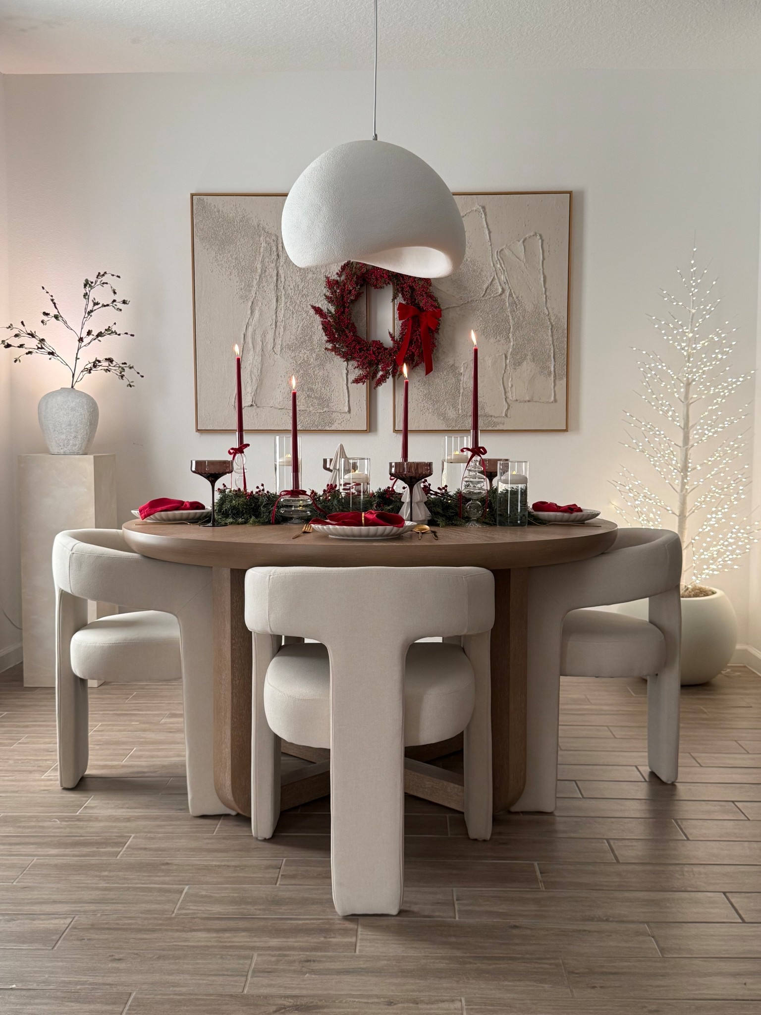 Minimalist tablescape inspo!🕯️🦌✨