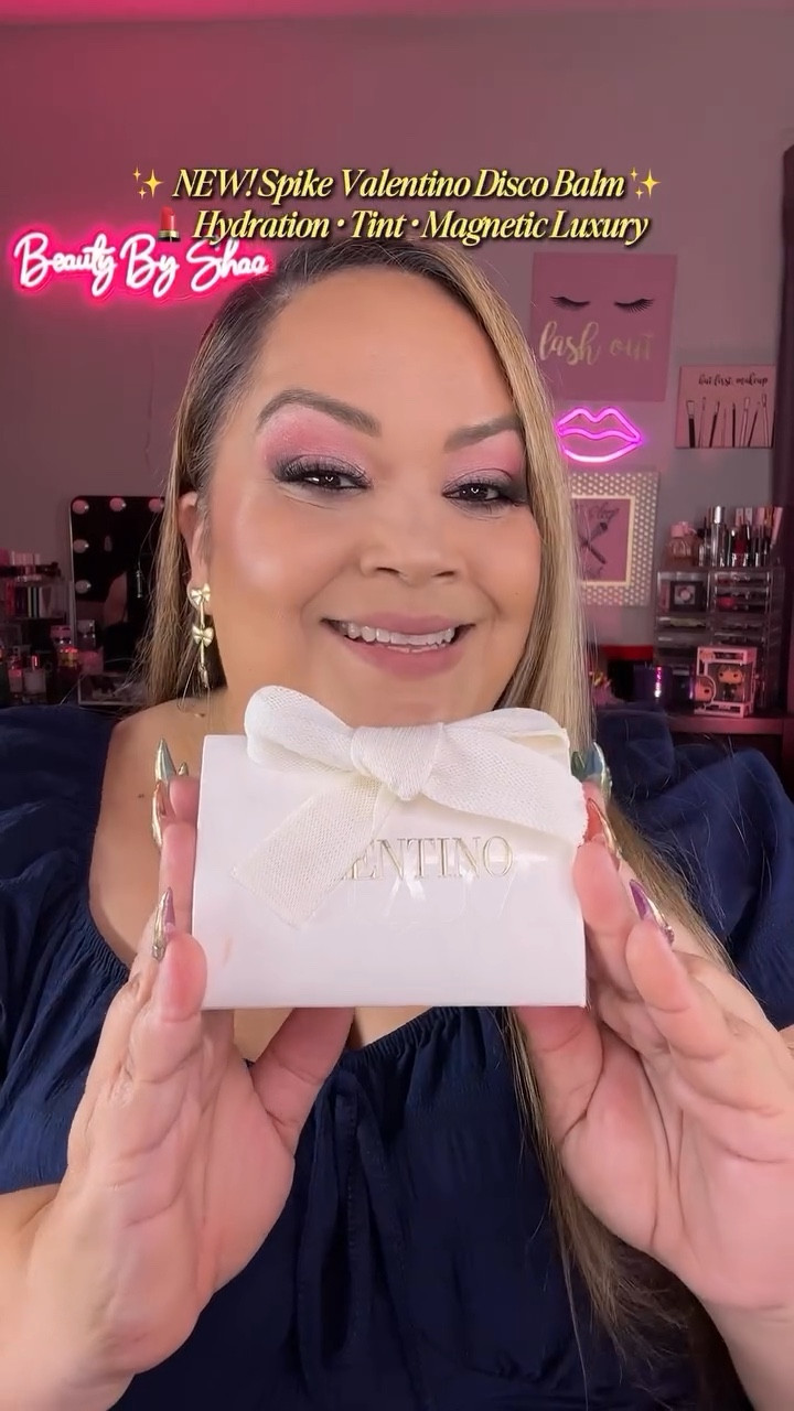 💎 Glamorous Glow

Magnetic click, buttery swipe… and suddenly I’m on a Valentino dance floor 💫💋
The NEW Spike Valentino Hydrating Disco Lip Balm drenches lips in 24-hour hydration + a chic hint of tint. Obsessed with the luxe V-logo and that oh-so-satisfying closure. 💄✨

@valentino.beauty #spikevalentinodiscobalm #giftedbyvalentinobeauty @sephora