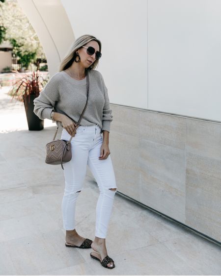 Summer night outfit with cream sweater and white jeans 