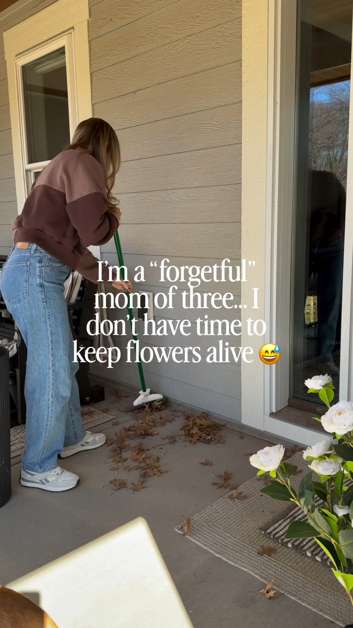 Now this is better! 

Are you team live or team faux??⬇️⬇️

#springporch #porchvibes #porchflowers #easydiy