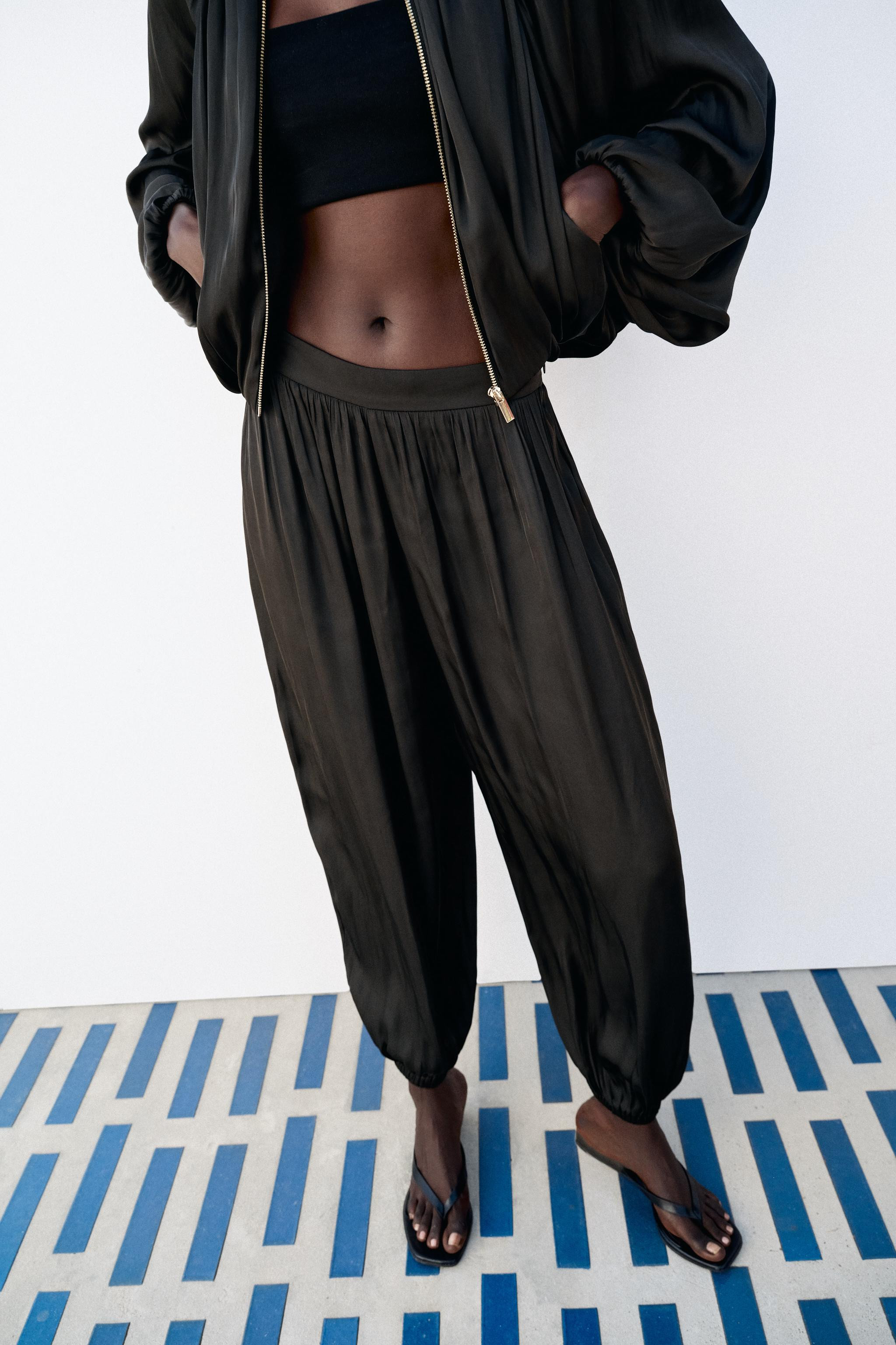 Pantalon fluide taille moyenne. Jambe bouffante termin\u00e9e par un poignet \u00e9lastique. Ferm... | Zara US