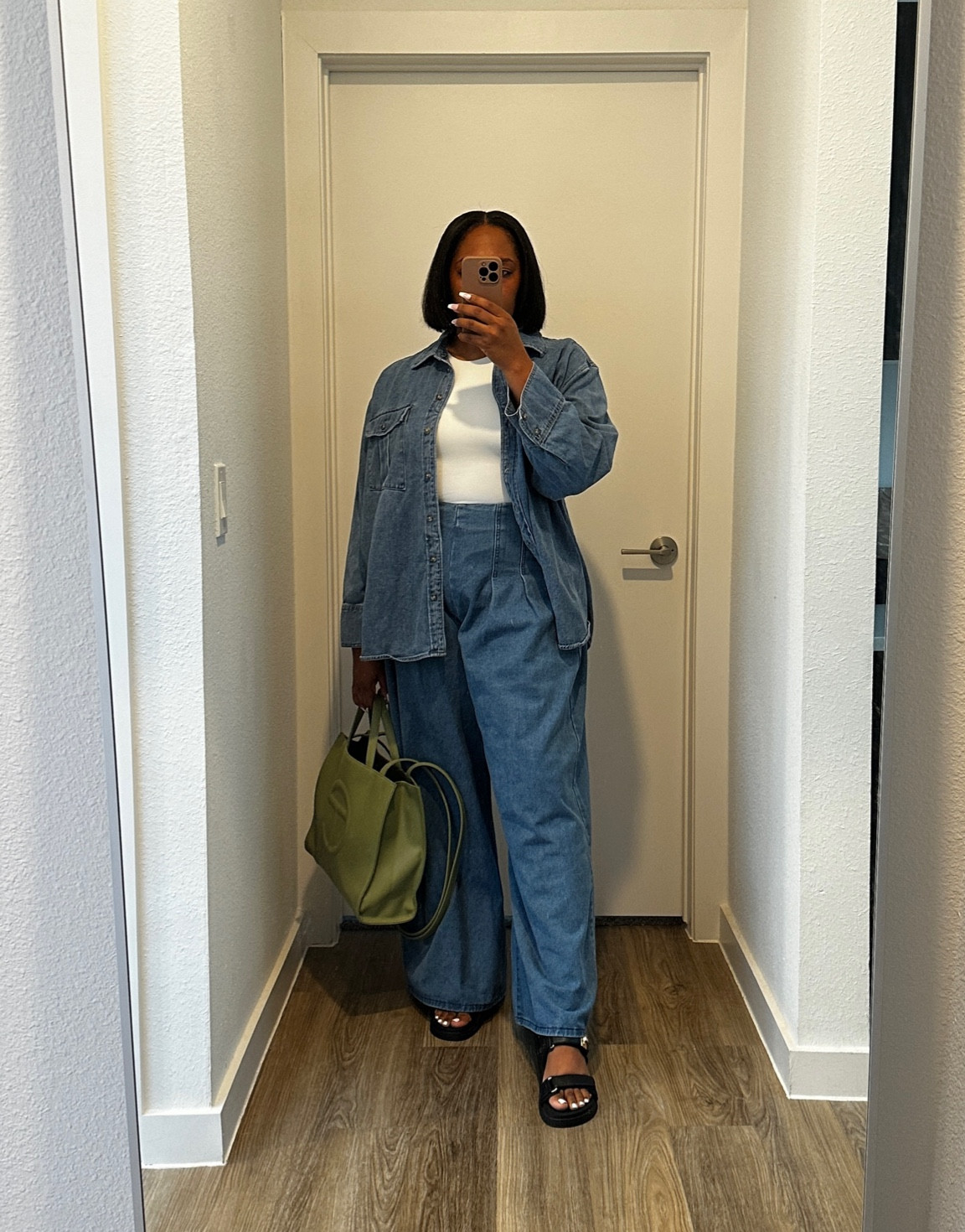 All denim for a day in the office!


#LTKfindsunder50 #LTKstyletip #LTKmidsize