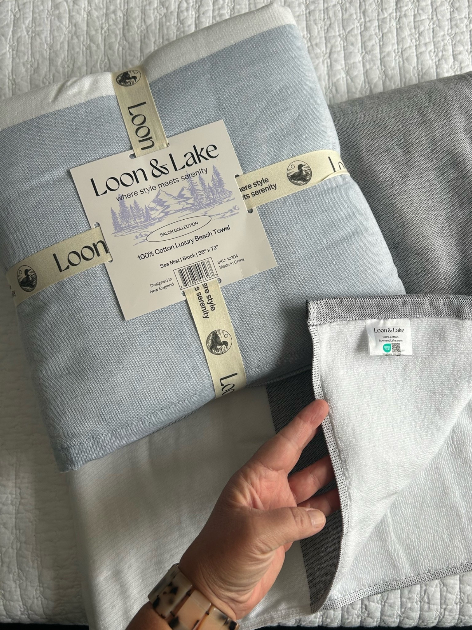 Always on the hunt for the best gear to add to our beach days and these luxury beach towels from Springtree Home are a find 😍. They are oversized and made of super soft cotton with a nice absorbant terry backing. I got the Sea Mist, Grey, and Coral.
