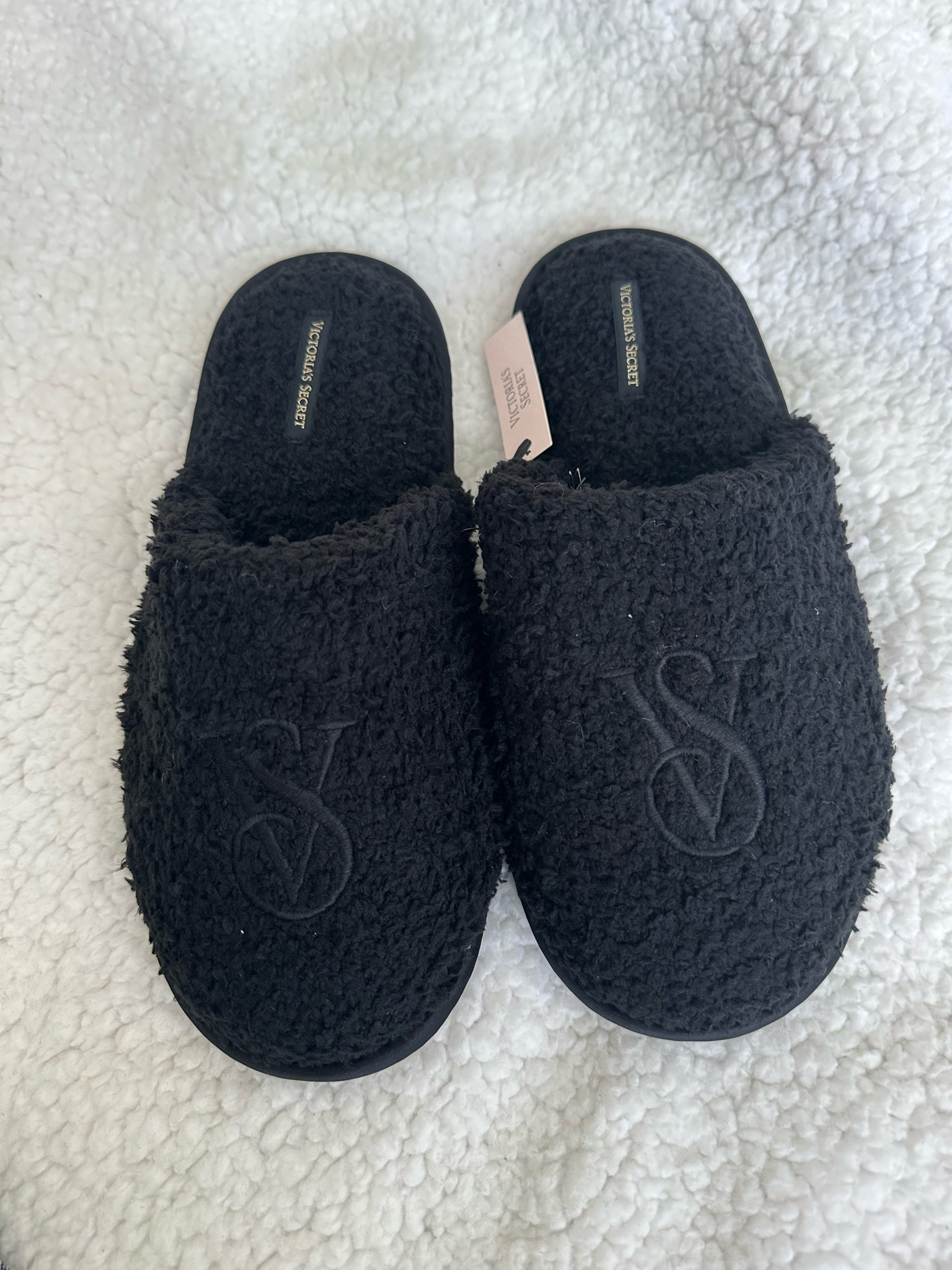 Coziest & fuzziest 🧸☁️🖤

#LTKGiftGuide #LTKU #LTKstyletip