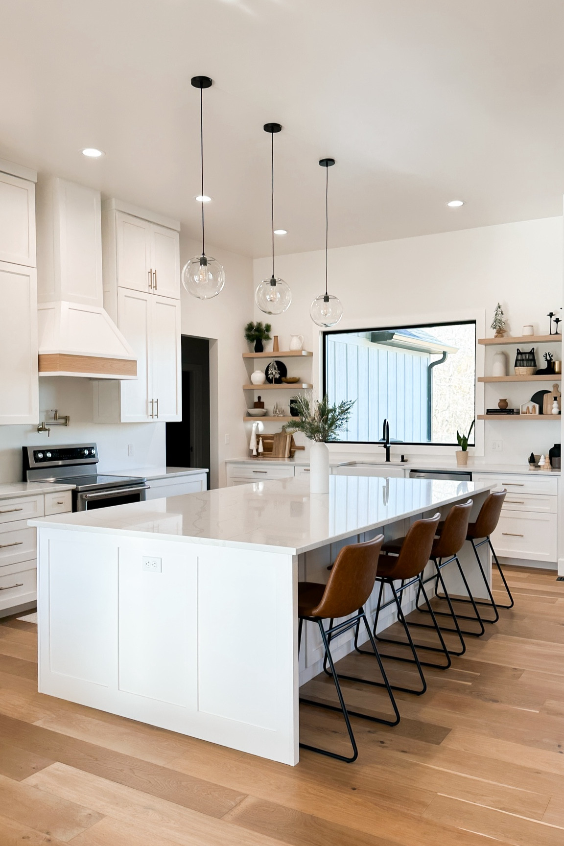 Simple minimalist Christmas! My big white vase that looks so tiny on this huge island is on sale! It’s a great piece to have on hand. 
.
.


#LTKHoliday #LTKhome #LTKSeasonal