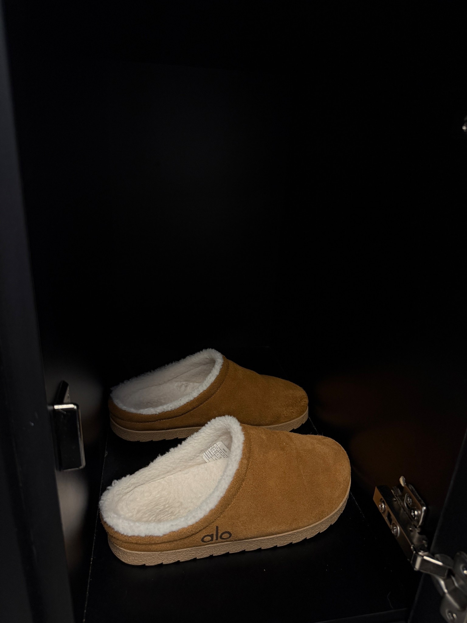 Alo came out with a recovery slipper and I love 🤍☁️

#LTKStyleTip #LTKShoeCrush #LTKActive