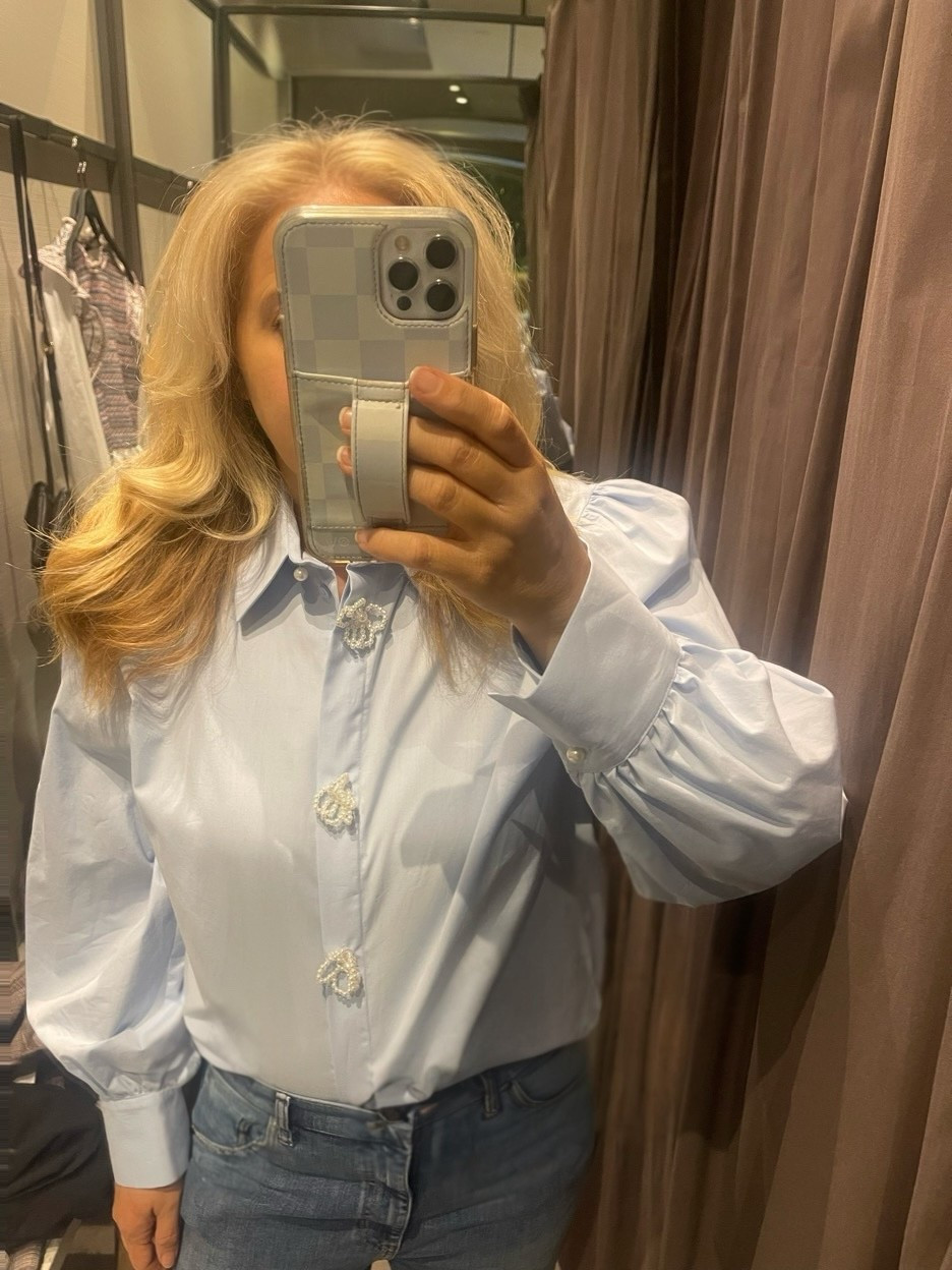 Pearl floral button poplin blue shirt from Zara

#LTKootd #LTKWorkwear #LTKgrwm