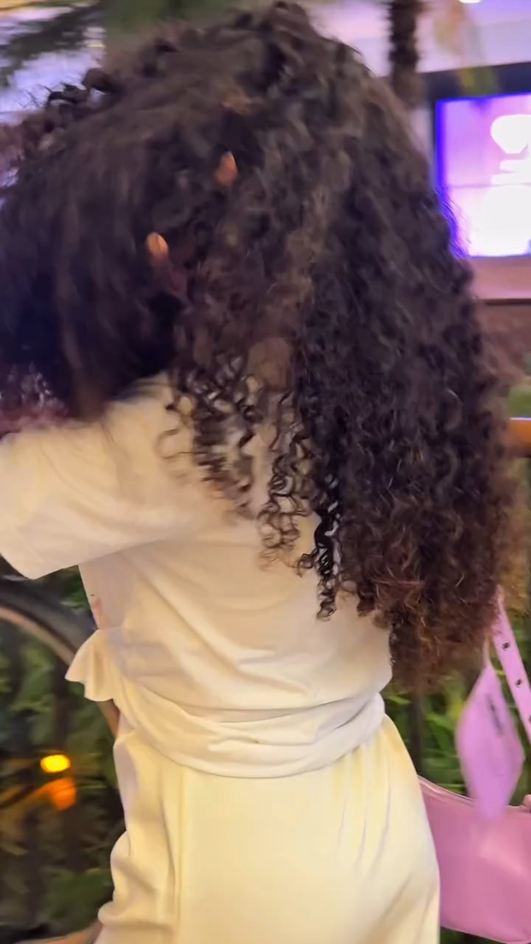 Hidratação de salão no seu banheiro? Agora é possível — e com brilho antes mesmo de secar!

Testei em primeira mão o Kit Cadiveu Essentials Hydrate by BLZ, uma collab da Cadiveu com a Beleza na Web, feita pra cuidar de TODOS os tipos de cabelo seco ou ressecado.

São 5 produtos com Pantenol (Vitamina B5), que hidrata profundamente, evita pontas duplas e dá aquele brilho intenso e toque sedoso que a gente ama.

Do shampoo ao sérum, o resultado é cabelo alinhado, macio, com movimento e um perfume irresistível.

Quer transformar o cuidado em casa no seu momento de salão? Usa meu cupom ALINEFEITOSA10 e aproveita esse lançamento com desconto exclusivo!

#beleza #moda #perfume #intimasdaline #hair #cabelo #hairstyle #make #maquiagem #blz #belezanaweb #cadiveu