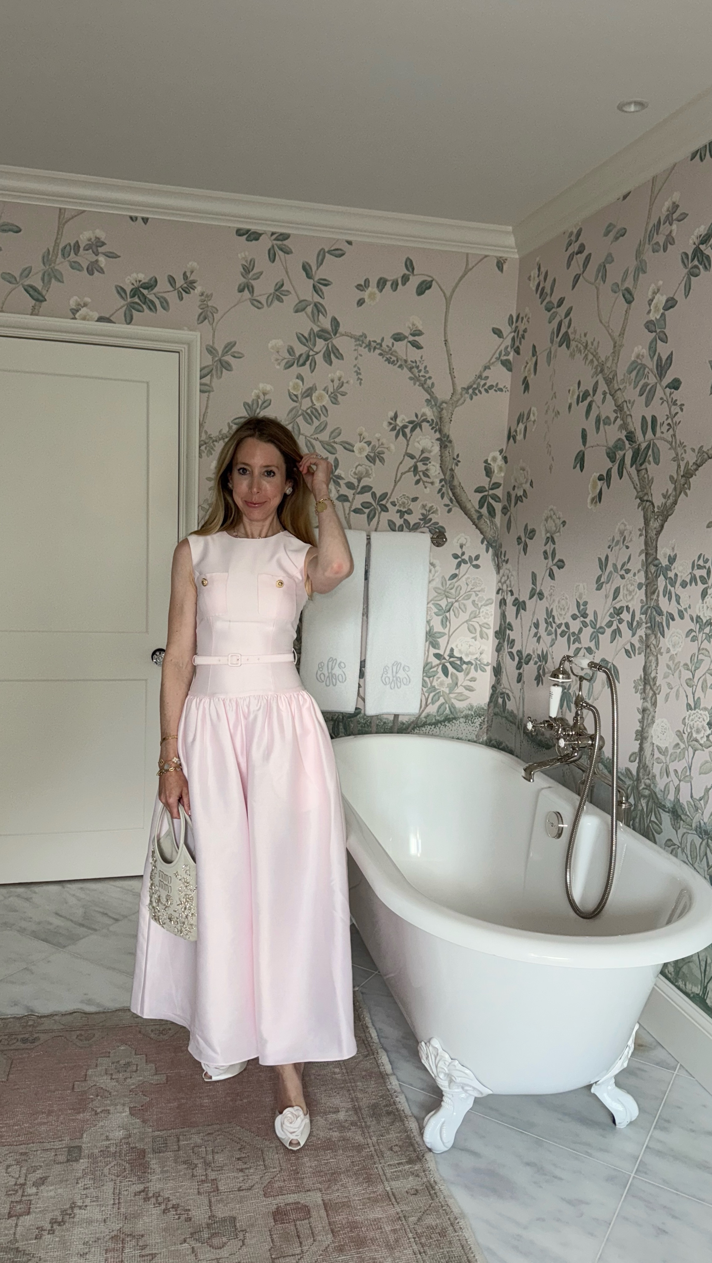 A little commotion for the dress! Wearing size 0, a bit fitted through the waist! 