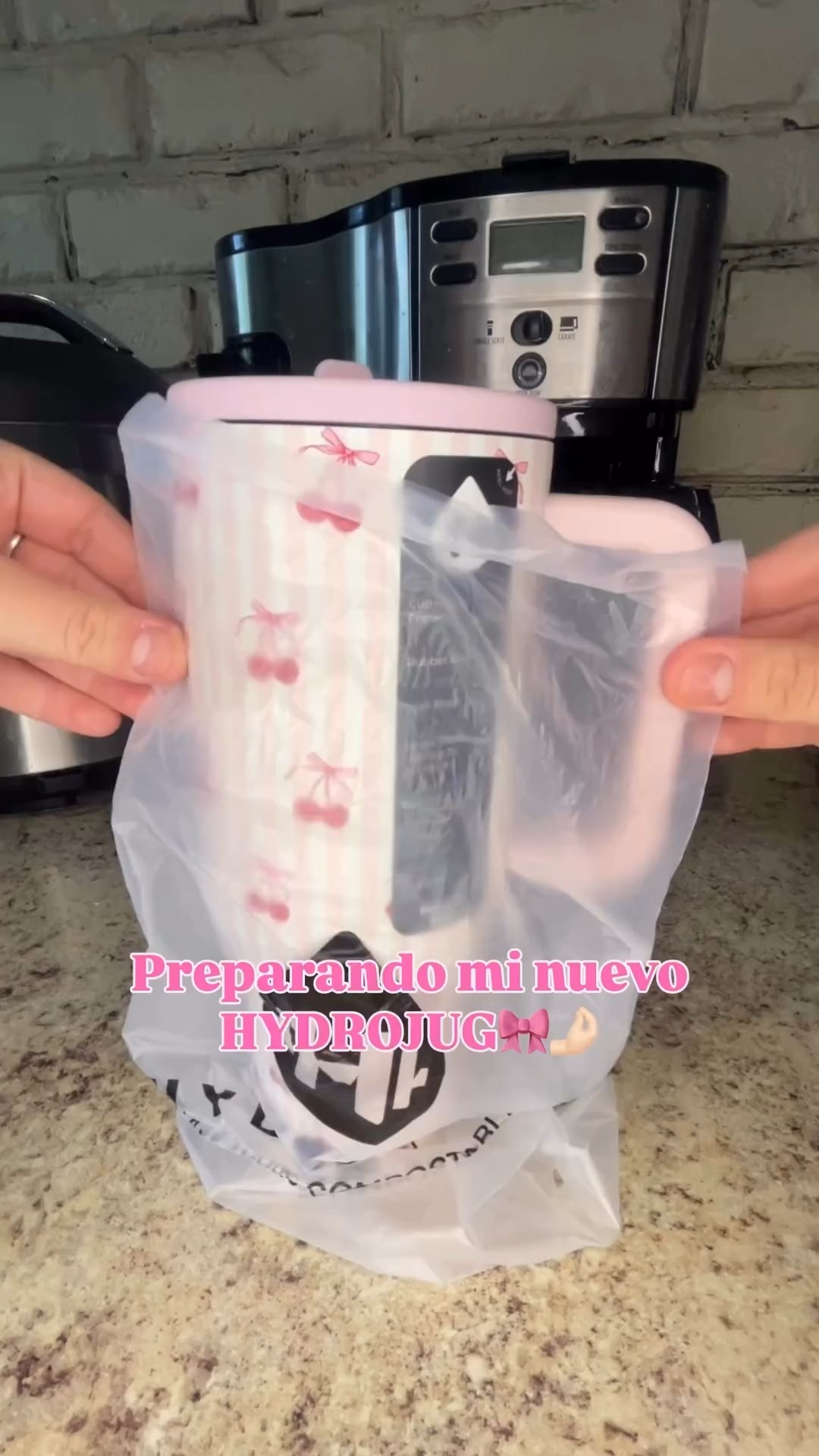 @hydrojug  es leakproof que significa que no se botara ni la tapa se caerá guardara tu temperatura por 24 horas y tienen unos diseños que te hacen enloquecer

#leakproof #hydrojug #hydrojugtraveler #pink #tumbler #tumblergirl

#LTKTravel #LTKFindsUnder50 #LTKStyleTip