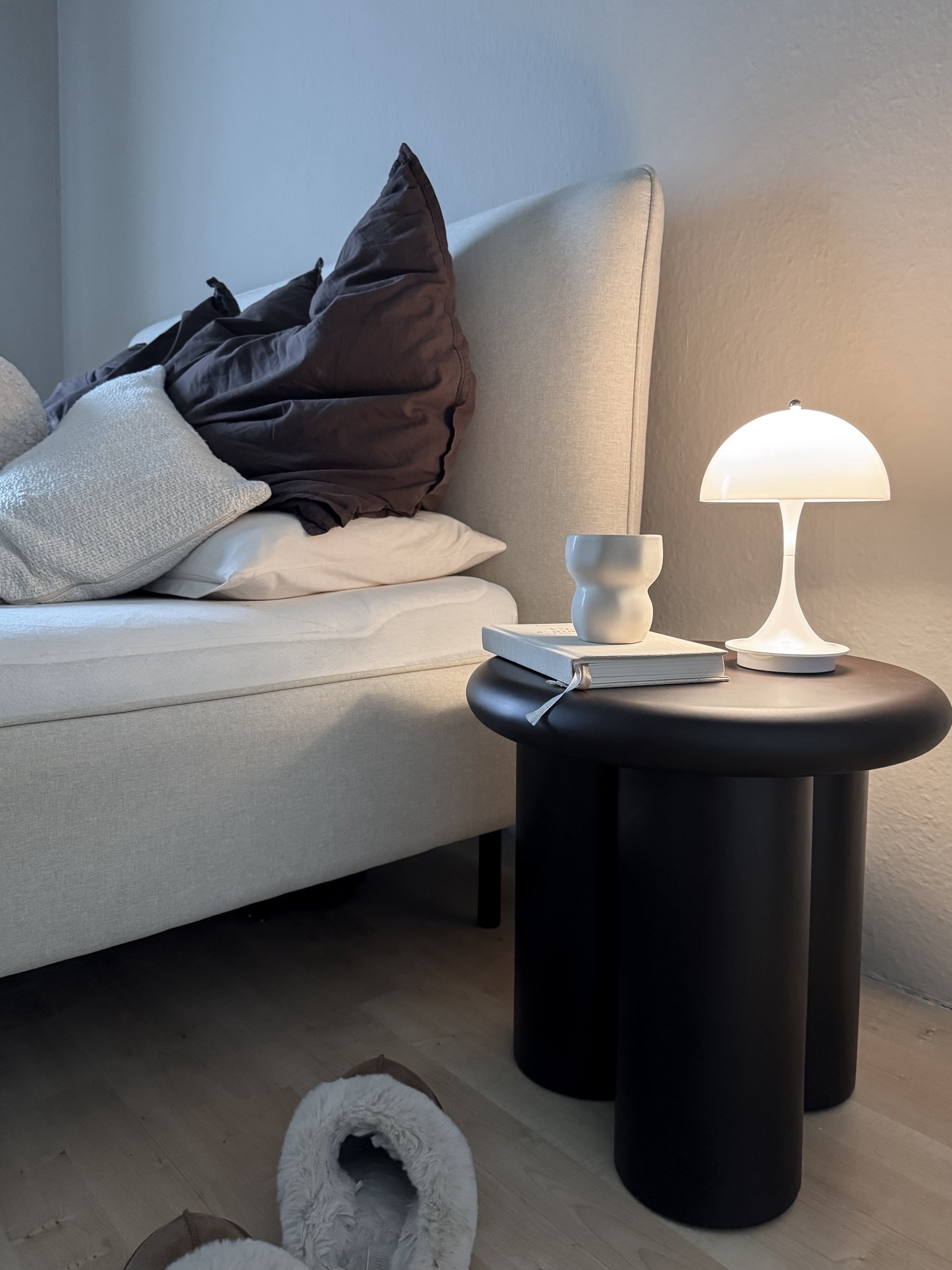 Ruhige Ecke am Bett mit warmem Licht
Tischlampe, Beistelltisch & Deko sind hier verlinkt

weiches Licht und natürliche Töne für eine entspannte Atmosphäre

#scandihome
#bedroomdetails
#tischlampe
#ambientlighting
#neutralhome
#minimalinterior
#LTKhome
#LTKdeutschland


#LTKhome #LTKdeutschland