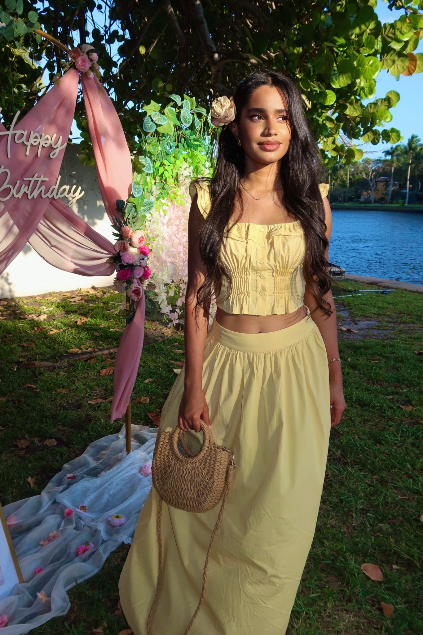 Birthday outfit✨✨✨💛
Referencias: 
Small size 
Mido 5’5 pies 
Peso 120lbs
